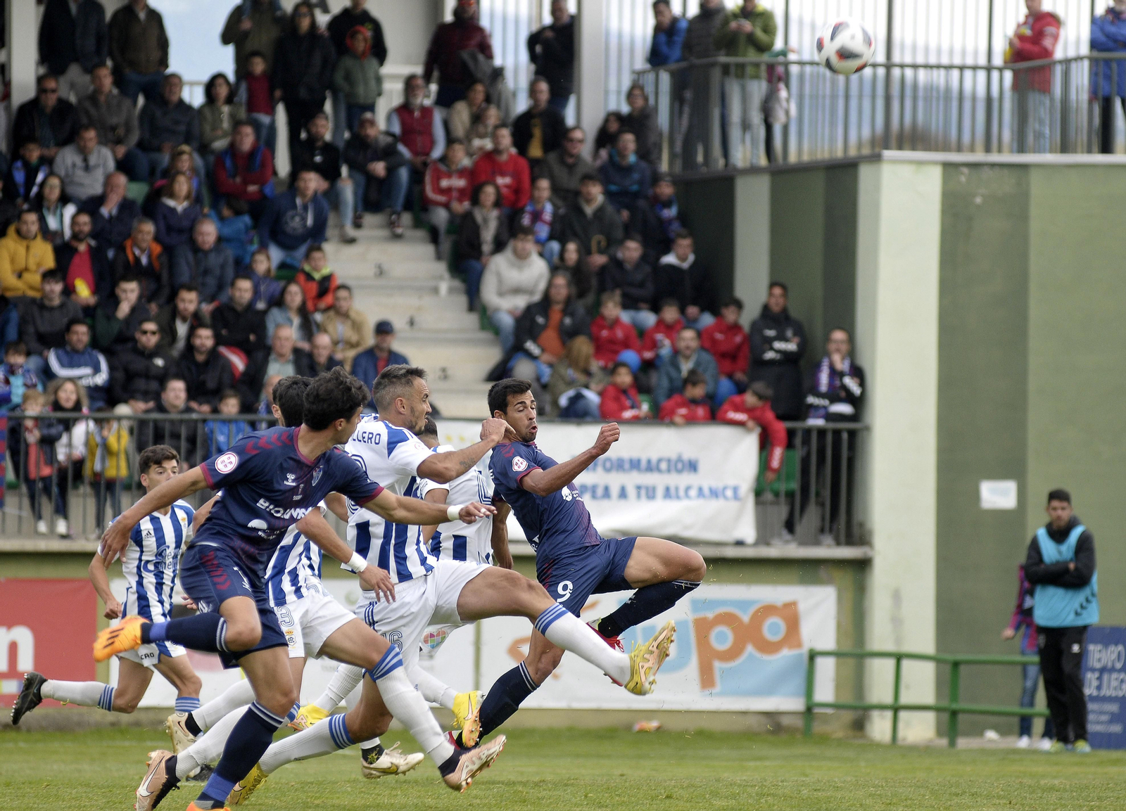 Imágenes del partido entre la Segoviana y el Recre en La Albuera