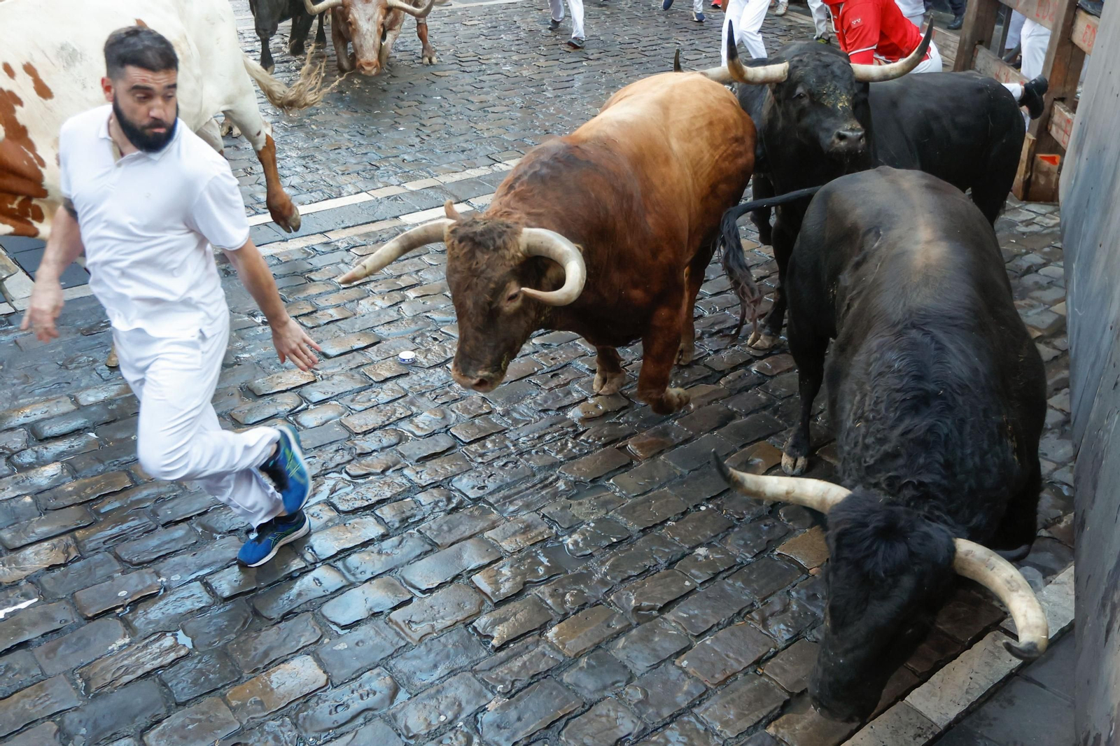 La bravura de Tarifa se hace notar en Pamplona: tres heridos en un encierro con toros de La Palmosilla