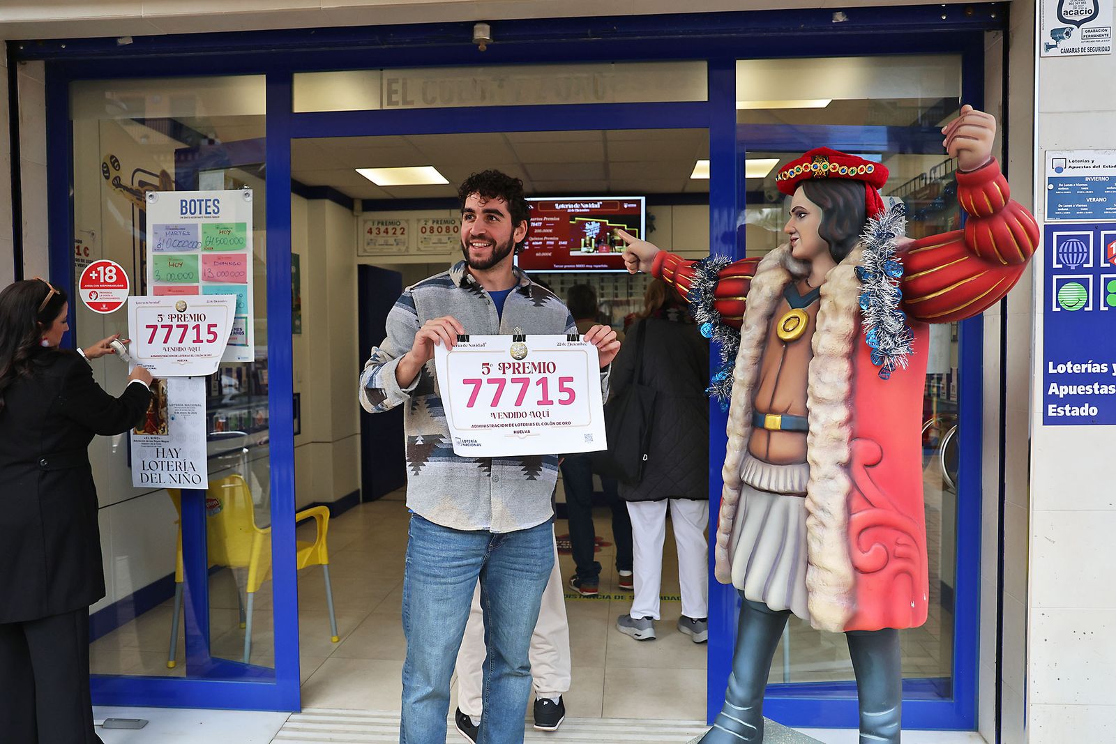 La Loteria de Navidad reparte premios en Huelva (20)