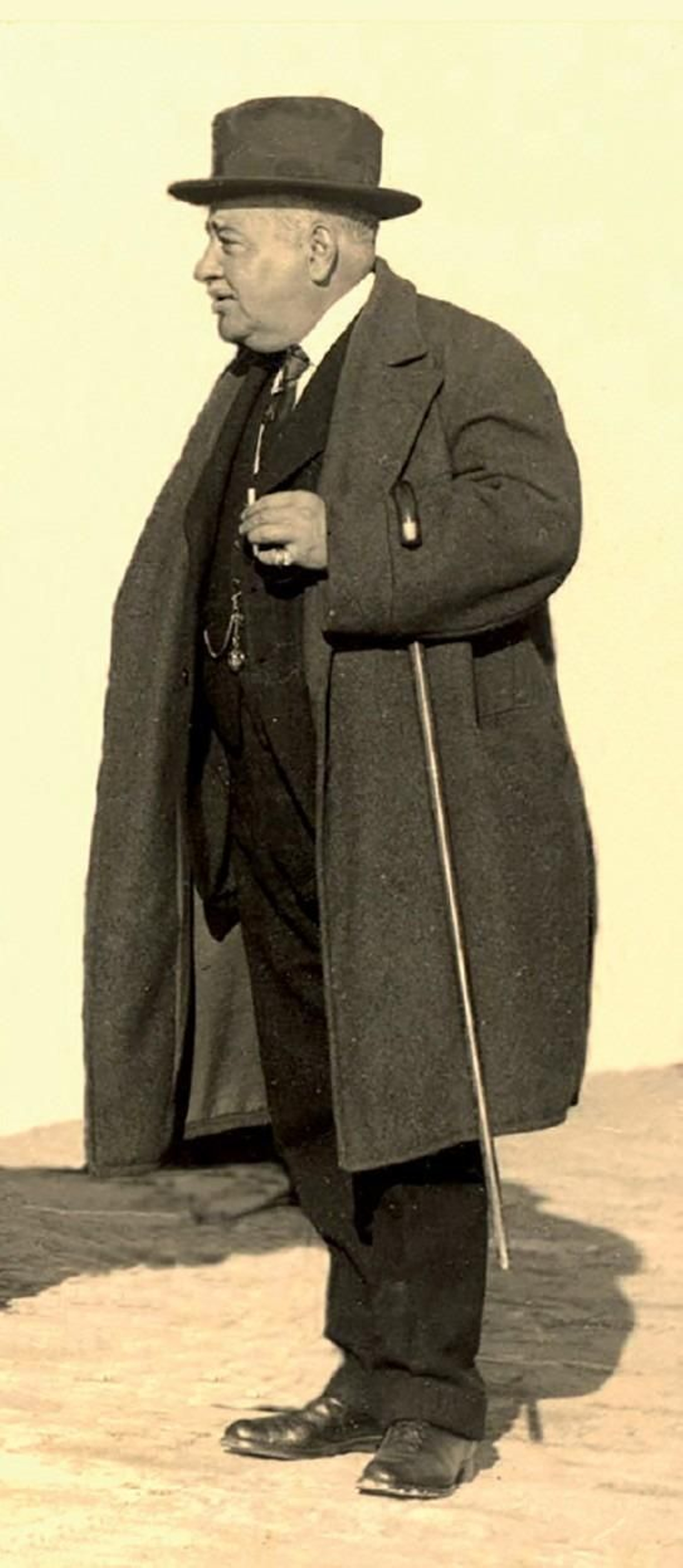 Don José Luis de Torres Beleña, Diputado a Cortes por el Distrito de Algeciras, eficaz colaborar de la Junta de Obras del Puerto para lograr la aprobación de los proyectos portuarios (Archivo de la A.P.B.A.). Don José Luis de Torres Beleña, Diputado a Cortes por el Distrito de Algeciras, eficaz colaborar de la Junta de Obras del Puerto para lograr la aprobación de los proyectos portuarios (Archivo de la A.P.B.A.).