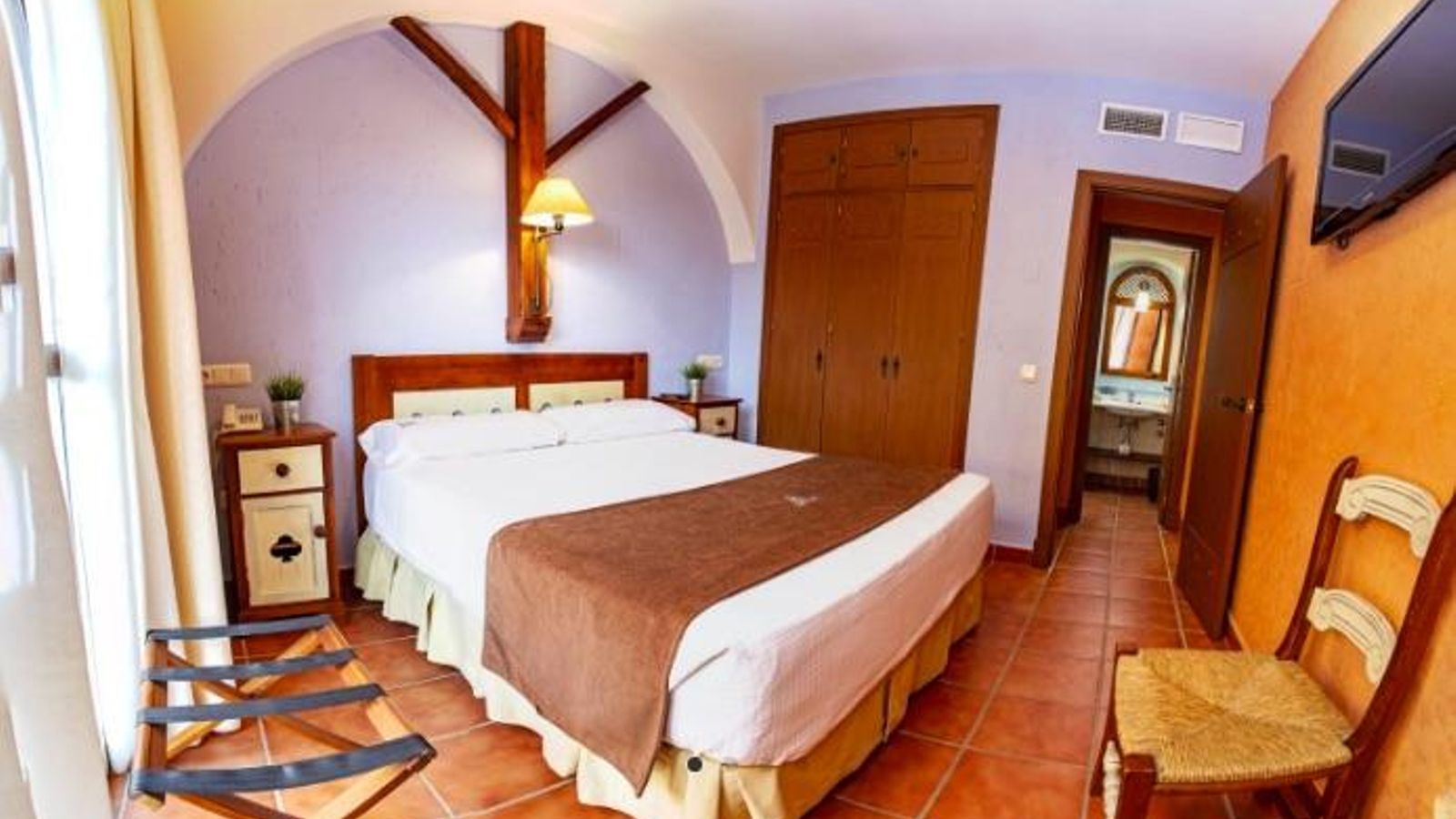 Una de las habitaciones del Apartahotel La Espadaña, en Rota.