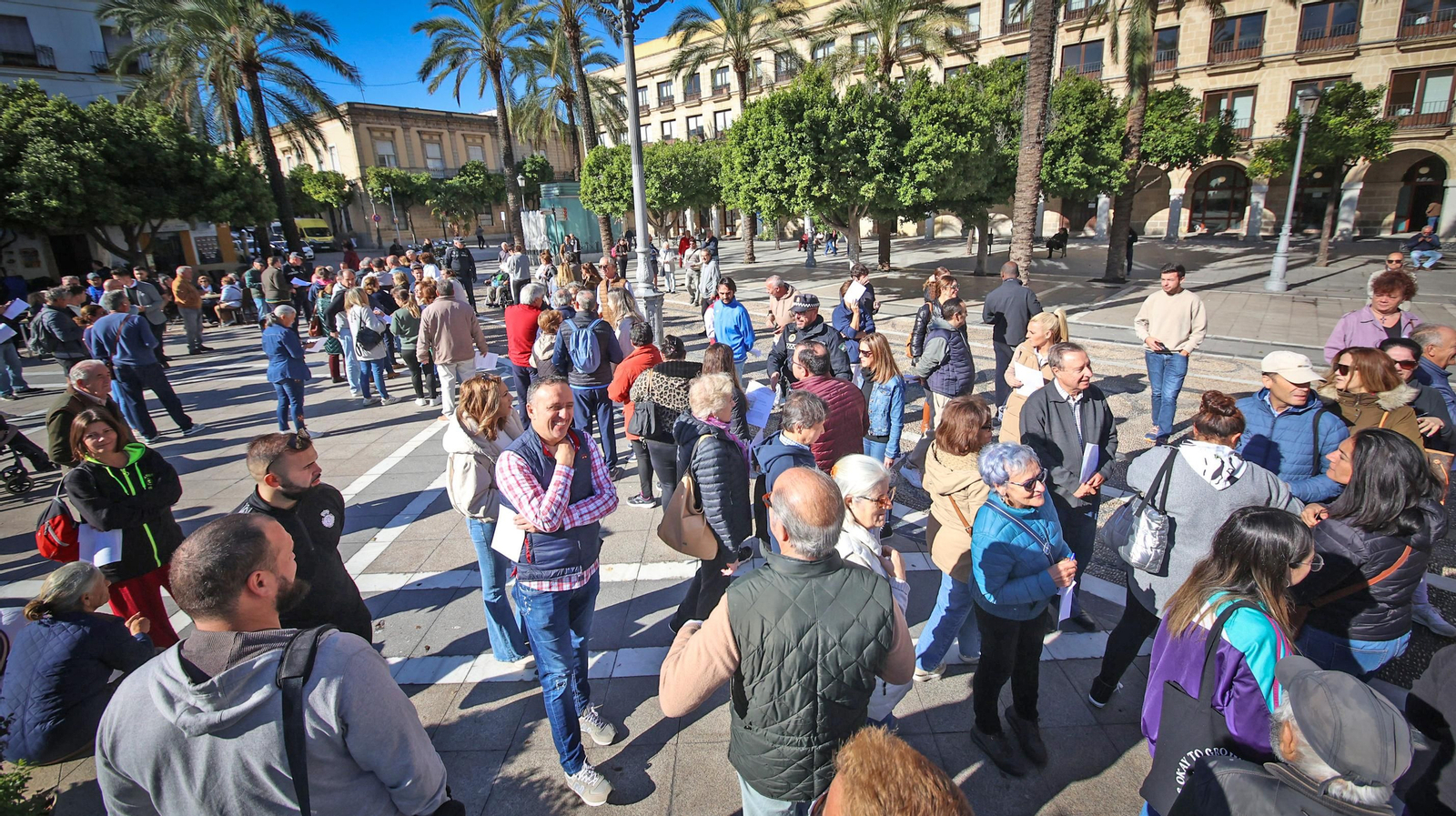 Colas en el  reparto de los bonos descuento para bares en Jerez