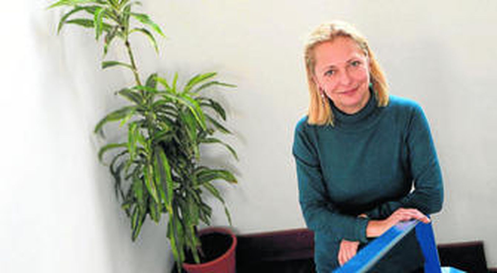 Felicidad Rodríguez posa tras la entrevista en la escalera de la sede de La Línea de la Universidad Internacional Menéndez Pelayo (UIMP).