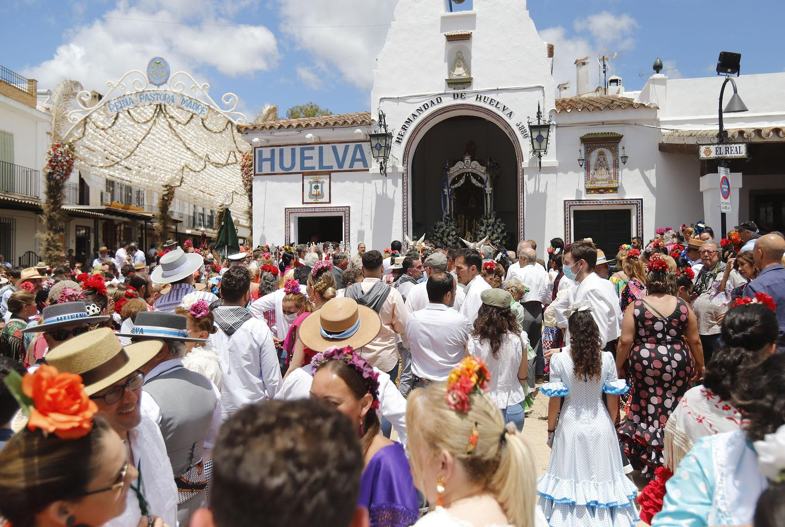 Presentación de la Hermandad de Huelva ante la Blanca Paloma