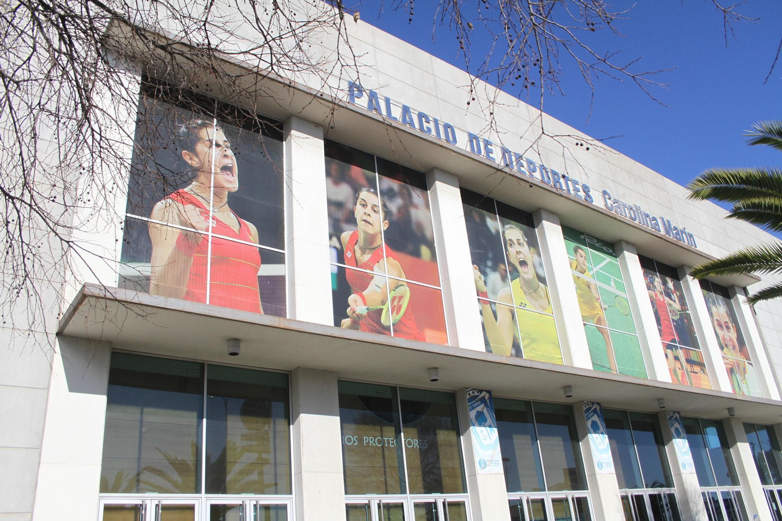 Fachada principal del Palacio de Deportes Carolina Marín.