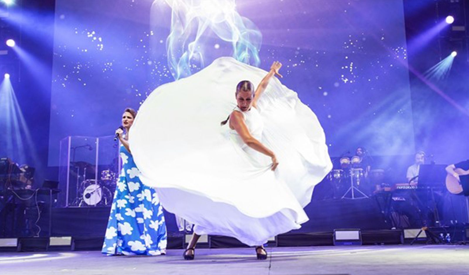 Sara Baras con Ainhoa Arteta el pasado 2 de julio en un concierto benéfico.