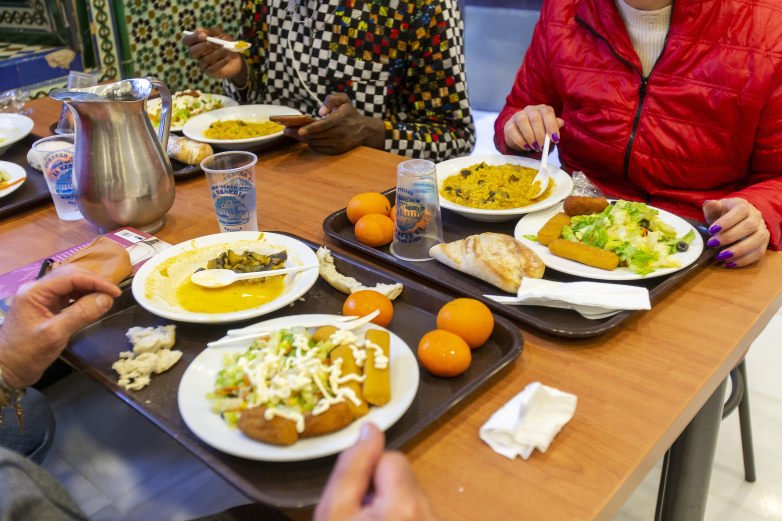 El comedor de los Servicios Sociales San Juan de Dios en Sevilla ofrece 160 almuerzos diarios.
