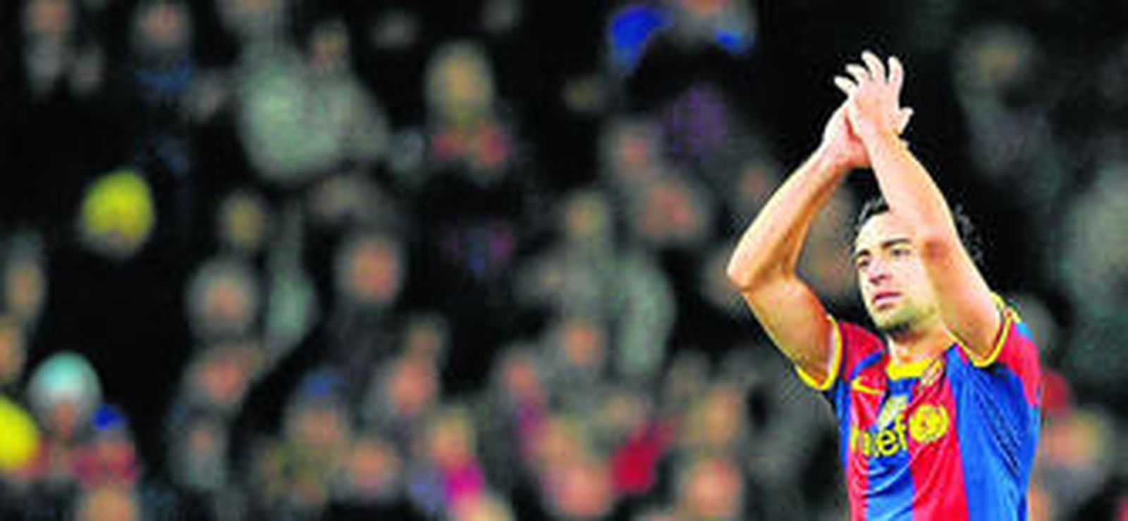 Xavi Hernández corresponde al público del Camp Nou cuando es sustituido en el partido ante el Real Madrid del pasado mes de noviembre.