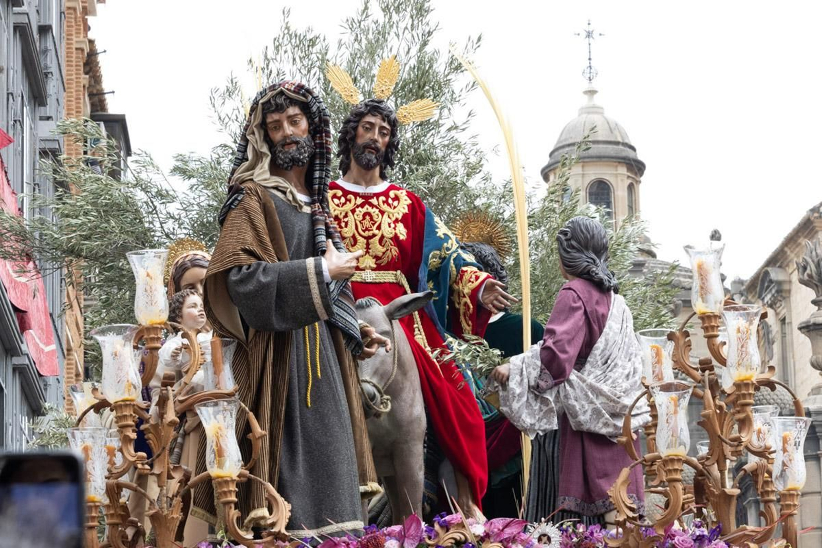 Los jiennenses se echan a la calle para presenciar la primera de las procesiones de la jornada: la Borriquilla (II)