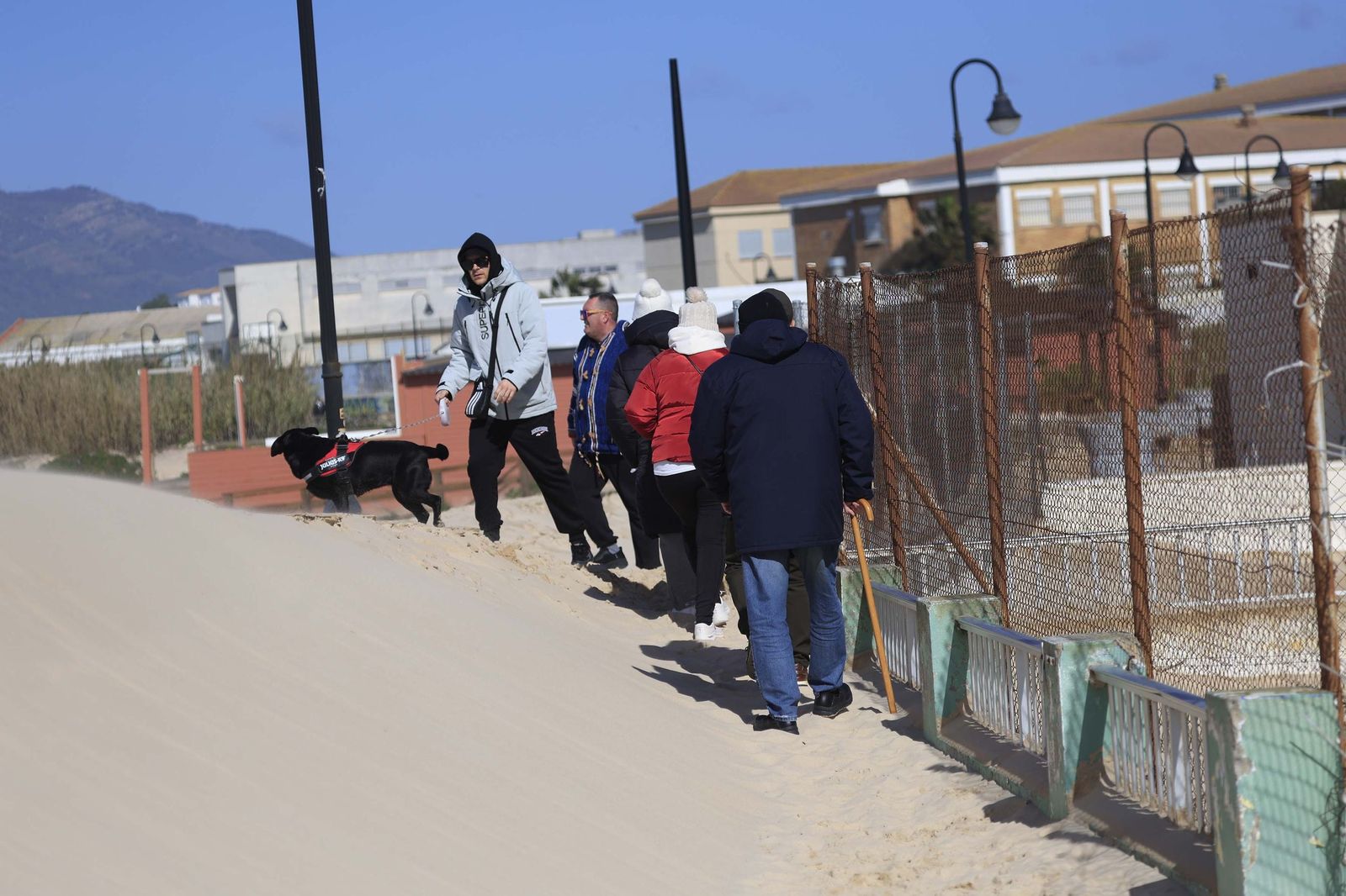 Las fotografías del paseo marítimo de Los Lances tras la borrasca Oriana