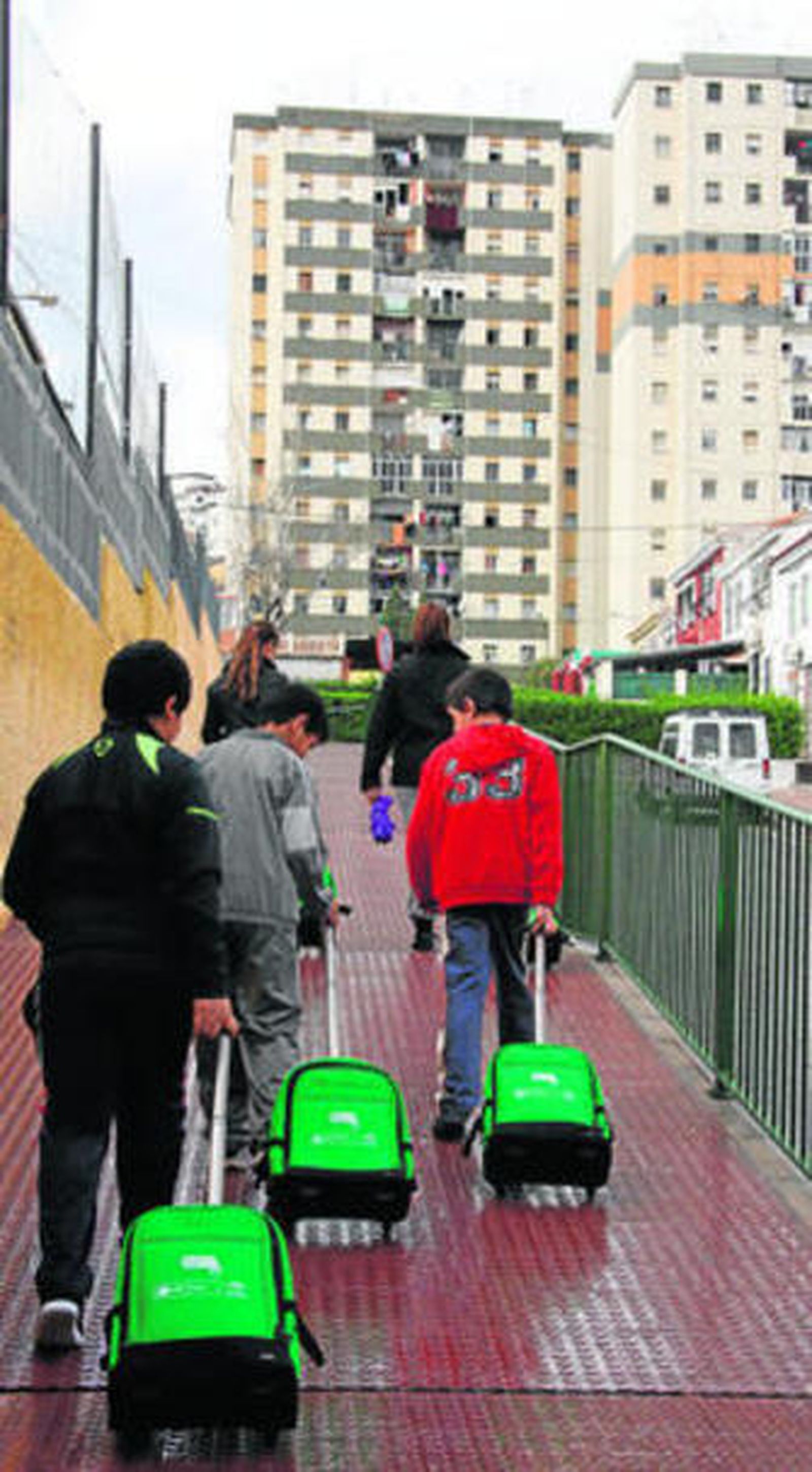 Un grupo de alumnos con sus portátiles.