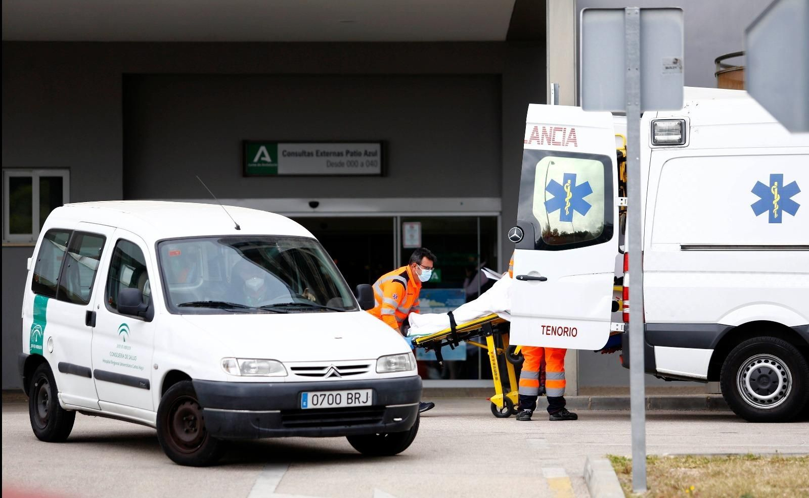 Sanitarios trasladan a un paciente en ambulancia.