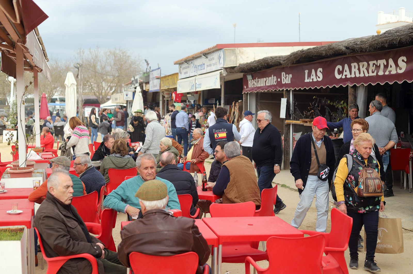 Imágenes del gran ambiente en la aldea de El Rocío en la mañana del domingo