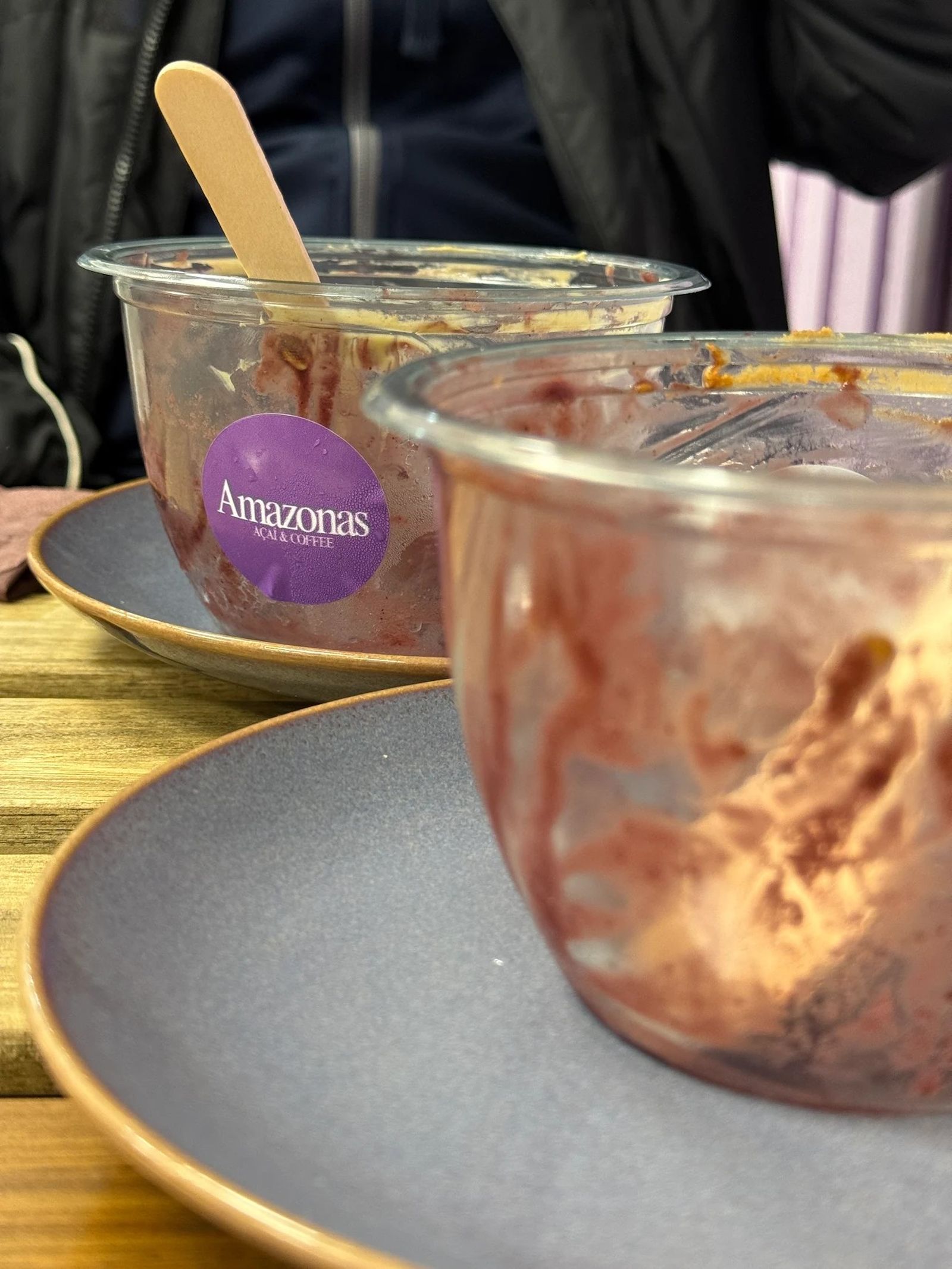 Los bowls de açai ya vacíos.