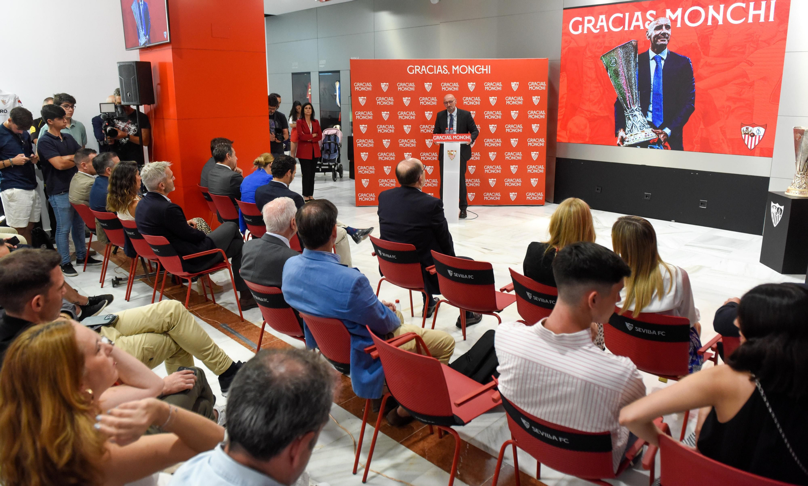 La despedida de Monchi, en imágenes