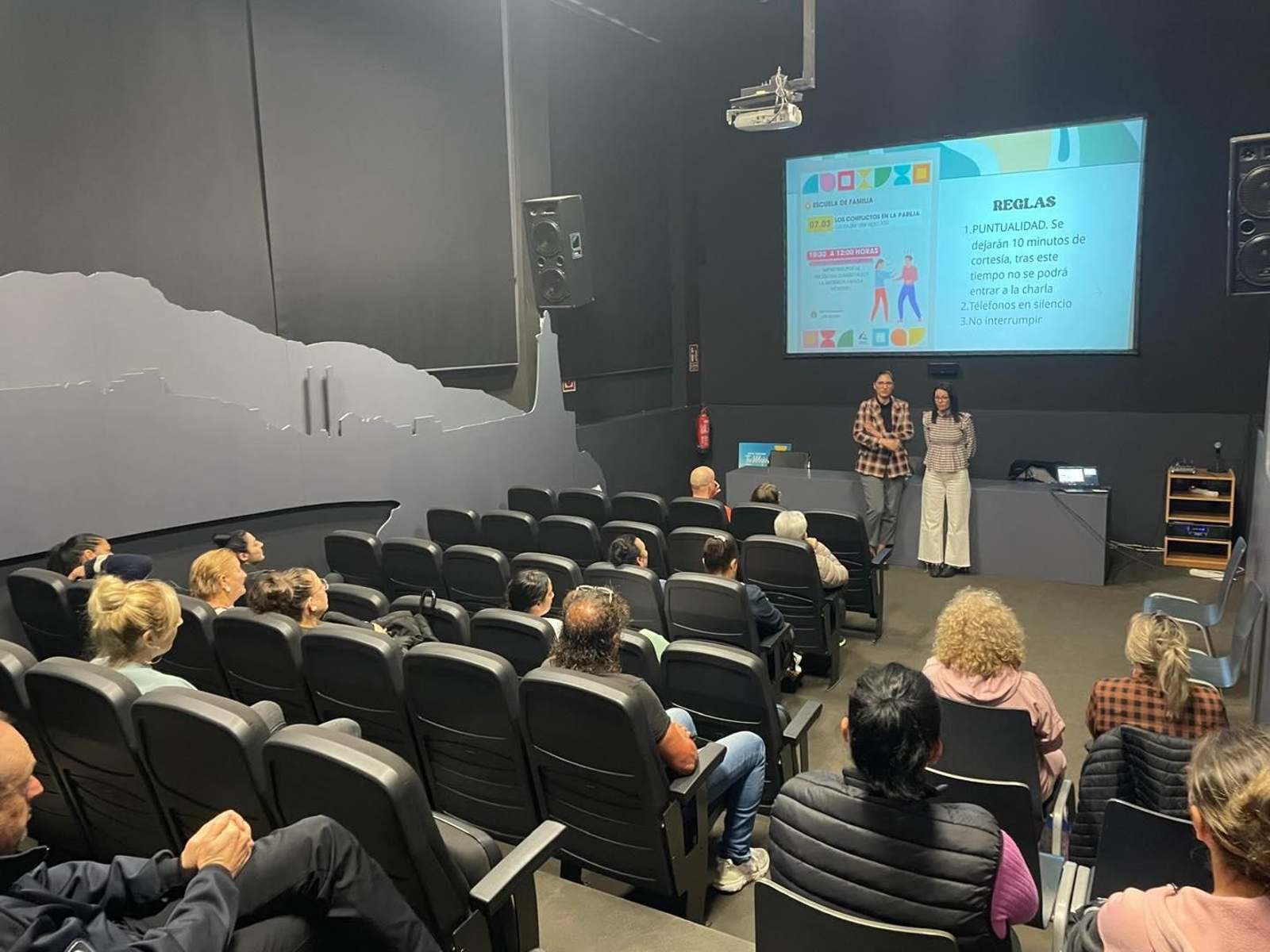 Uno de los talleres celebrados en el marco de la Escuela de Familia de Adra