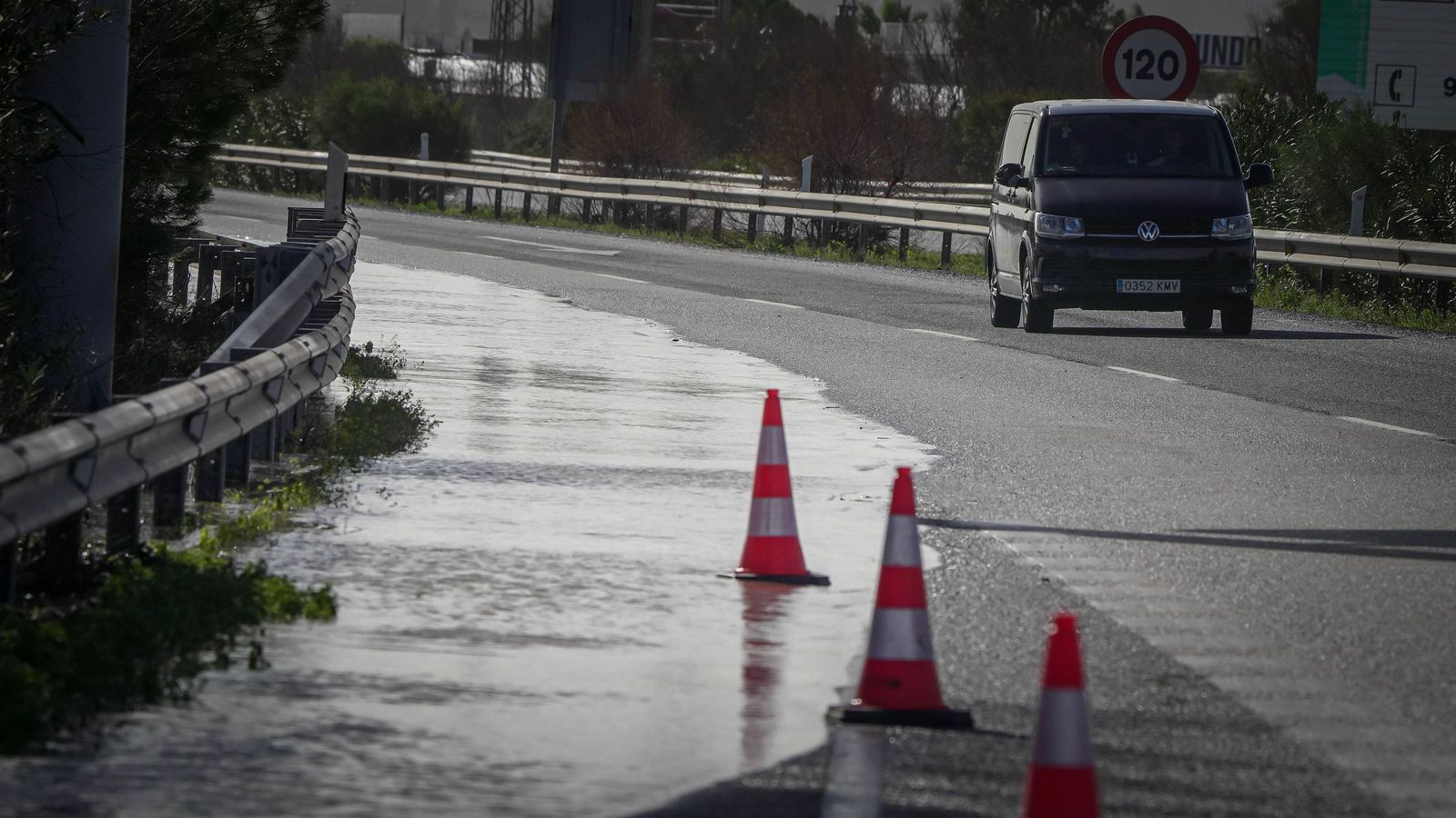 Un carril de la A-381, anegado por la subida del Guadalete.
