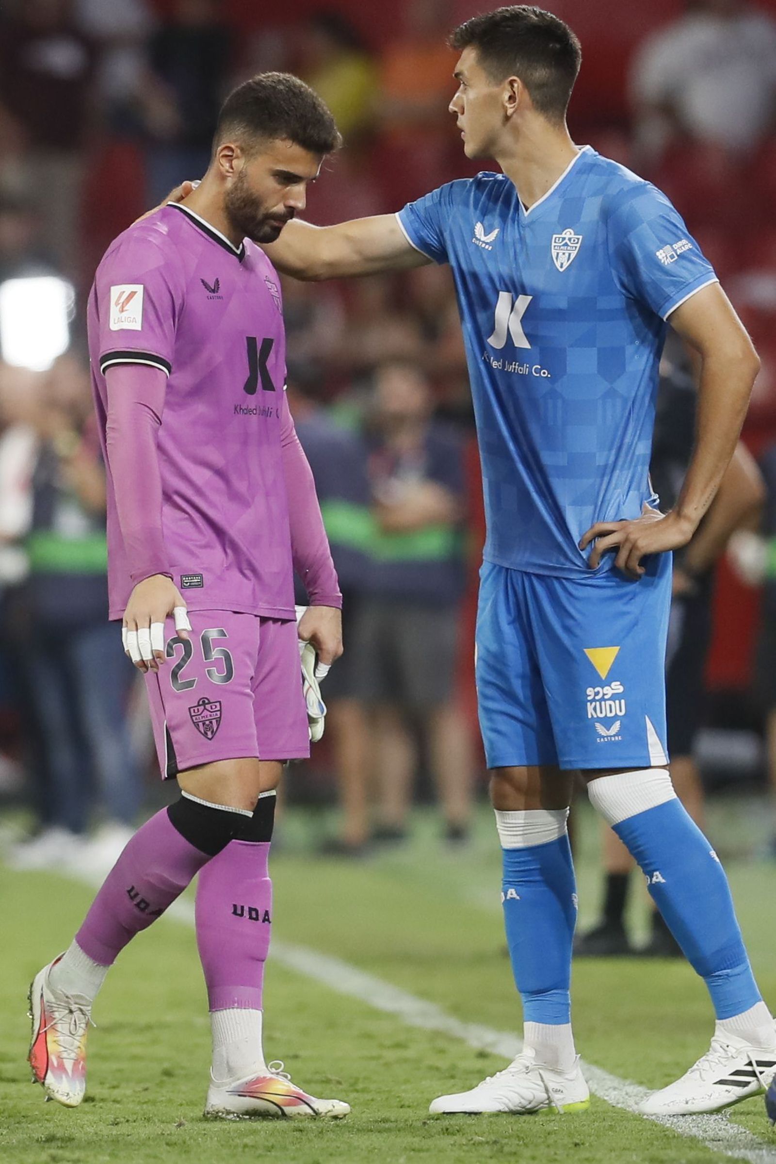 Montes consuela a Maximiano tras el 5-1 en Sevilla