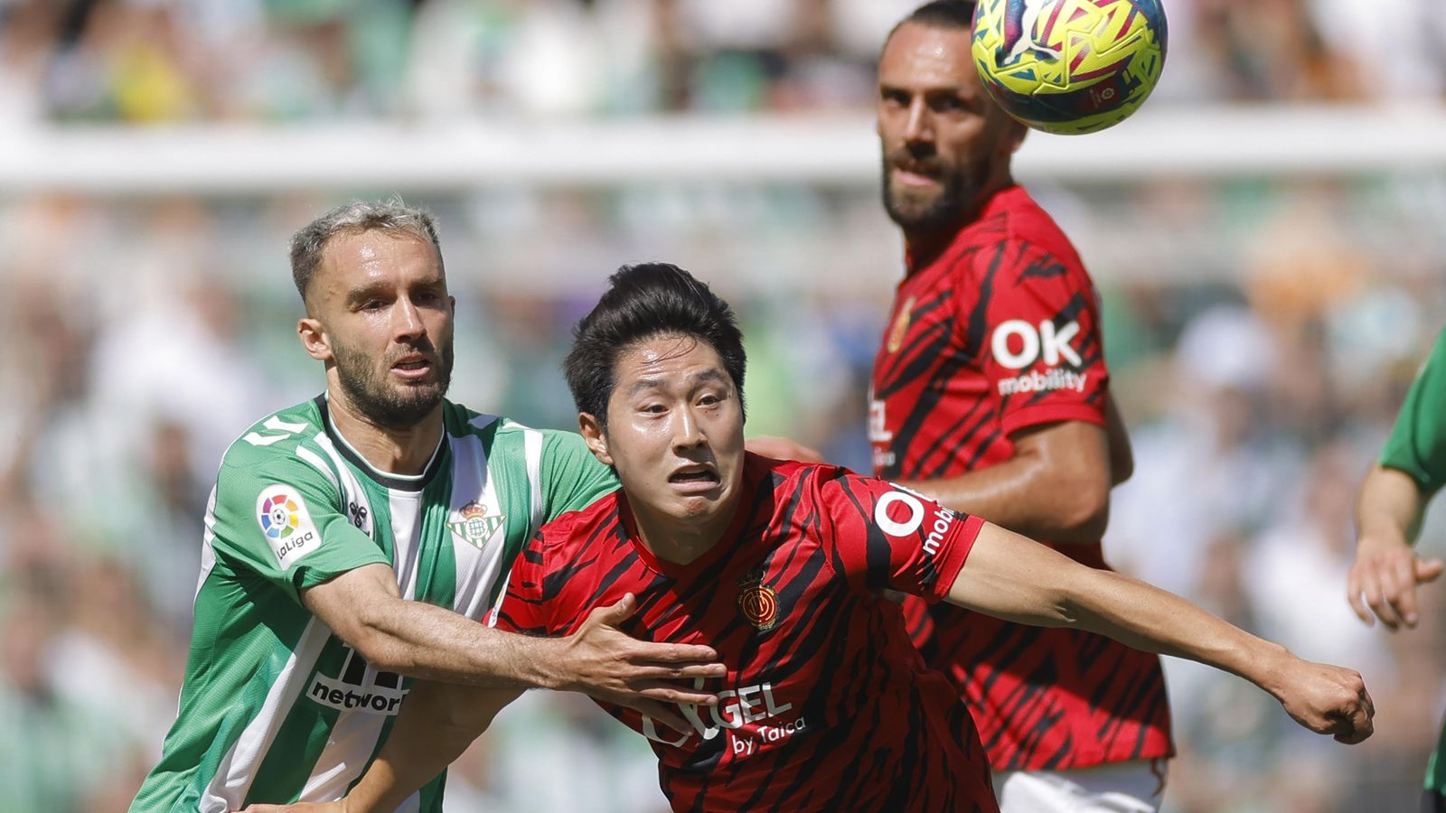 Pezzella, uno de los mejores del Betis, intenta frenar a Kang-in Lee.