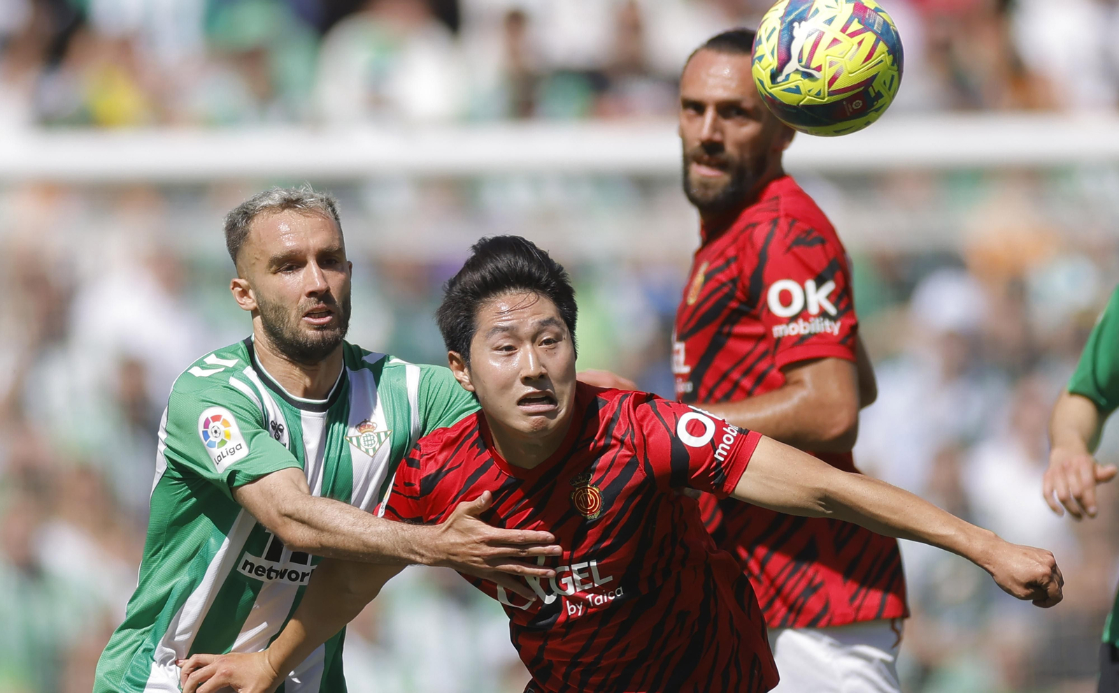 Pezzella intenta frenar a Kang-in Lee.