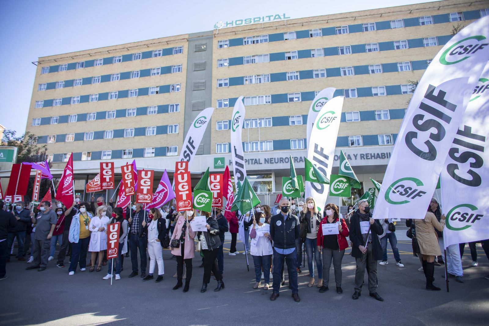 Protesta de CSIF, CCOO y UGT frente a Trauma