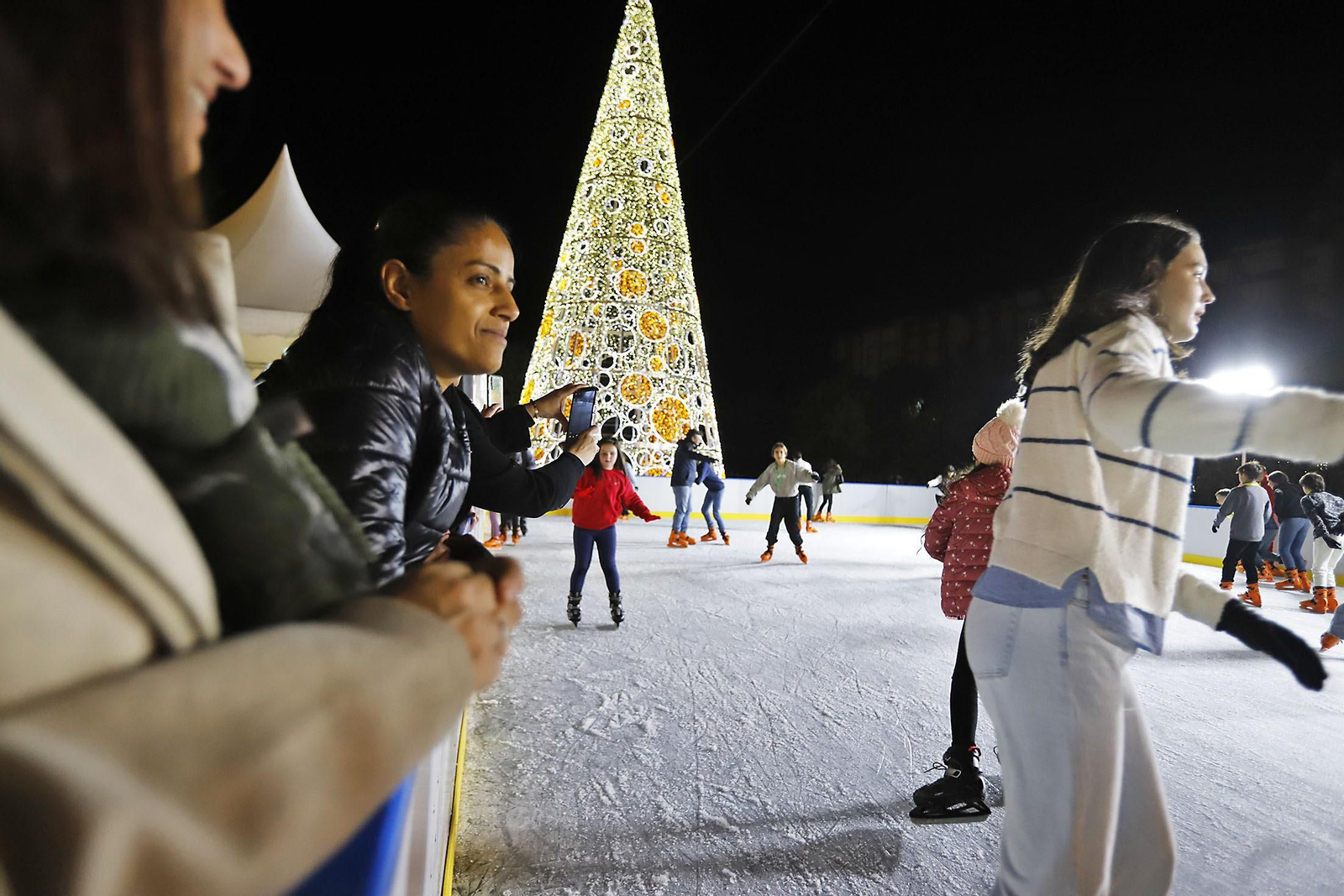 Imágenes de la pista de hielo en Isla Chica por Navidad