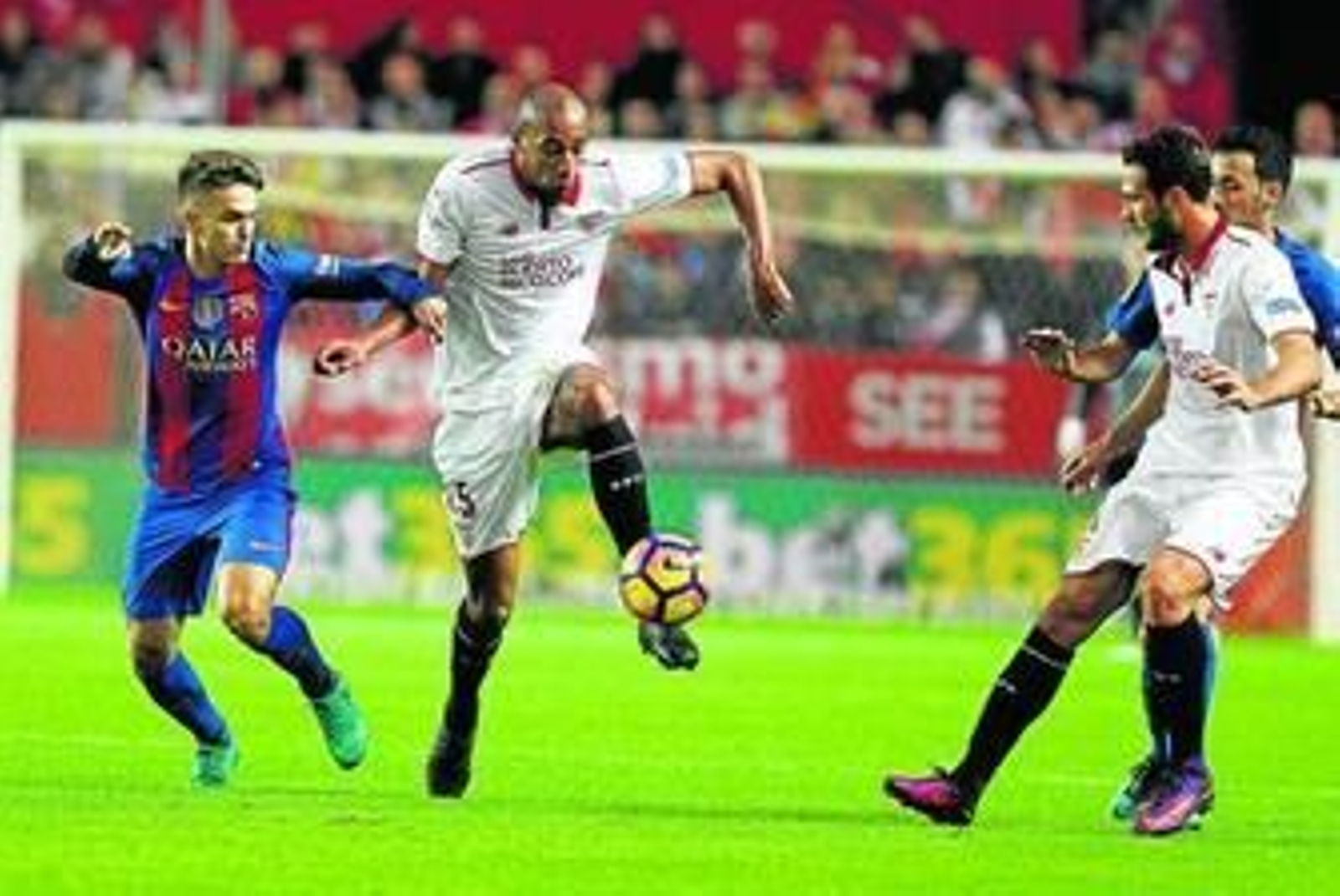 N'Zonzi irrumpe con calidad pese a la oposición de Denis Suárez ante Franco Vázquez y Busquets.