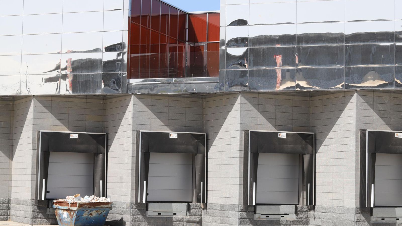 Muelles de carga en la nueva lonja pesquera.