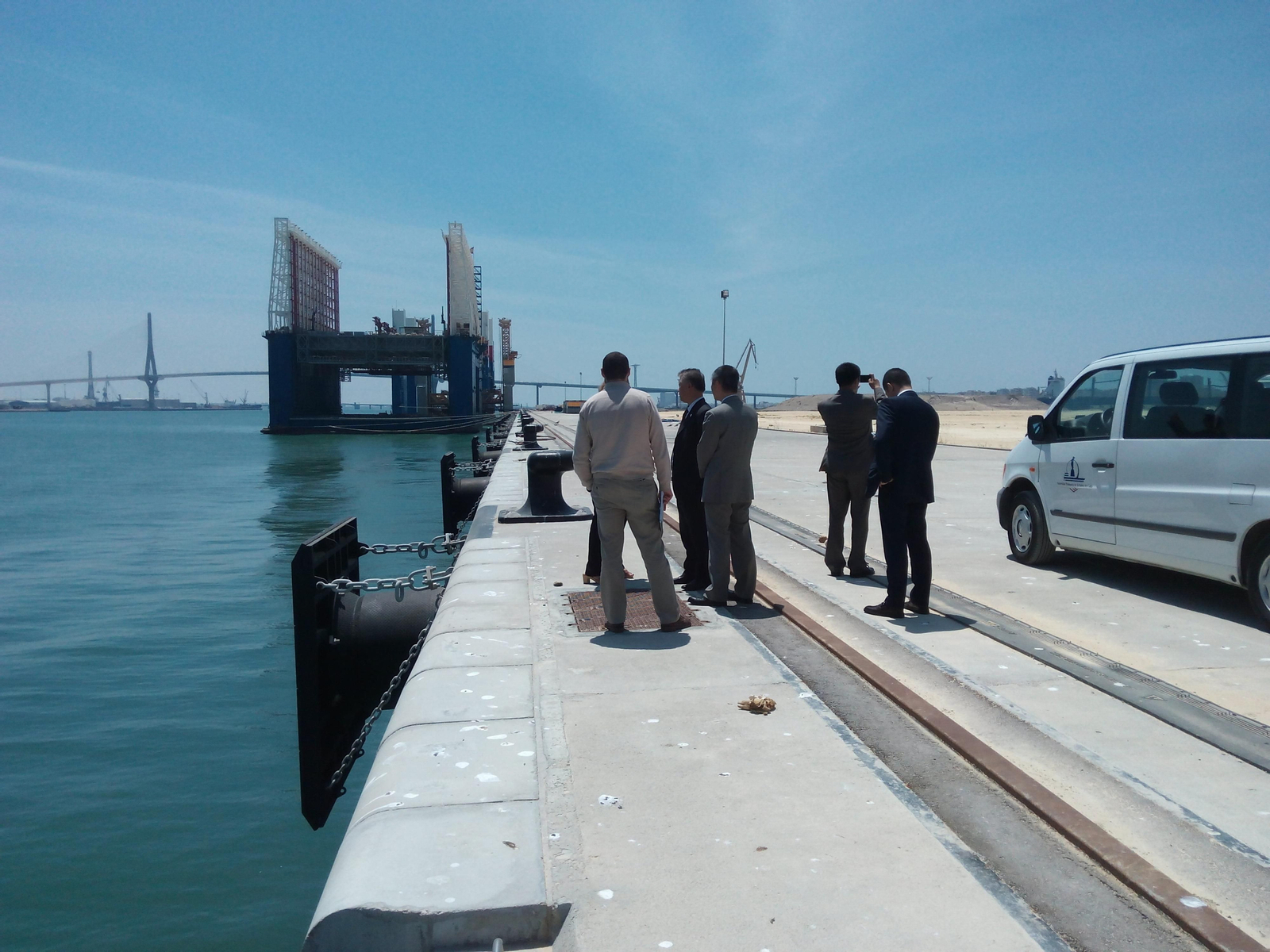 Los representantes de Cosco Shipping Lines, durante su visita a la nueva terminal del puerto de Cádiz.
