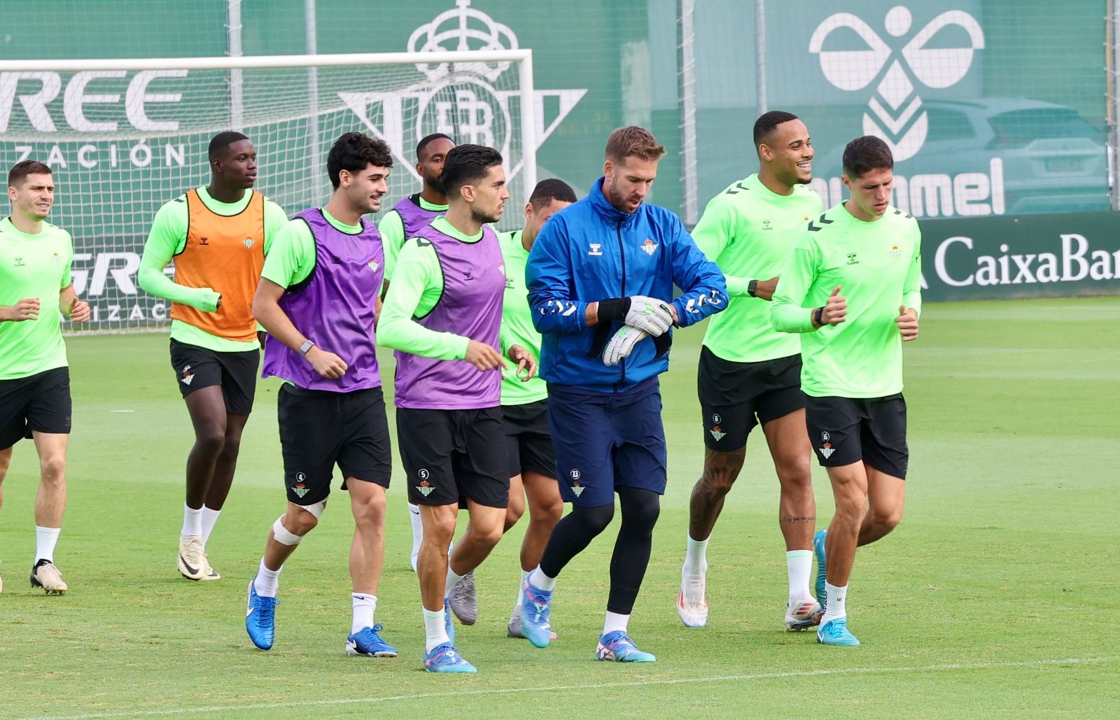 Bartra dialoga con Adrián en un entrenamiento reciente en la ciudad deportiva.
