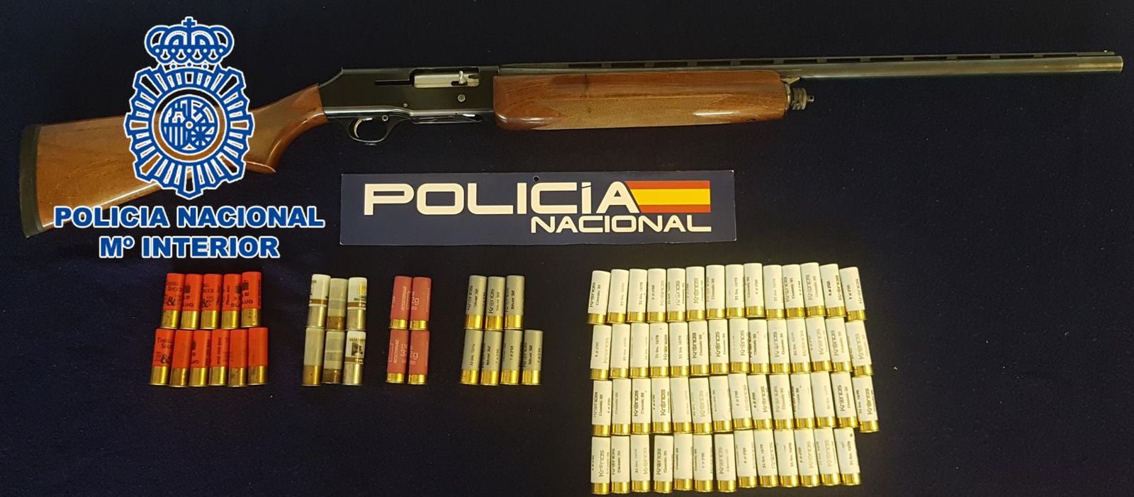 Escopeta y cartuchos incautados por la Policía Nacional.