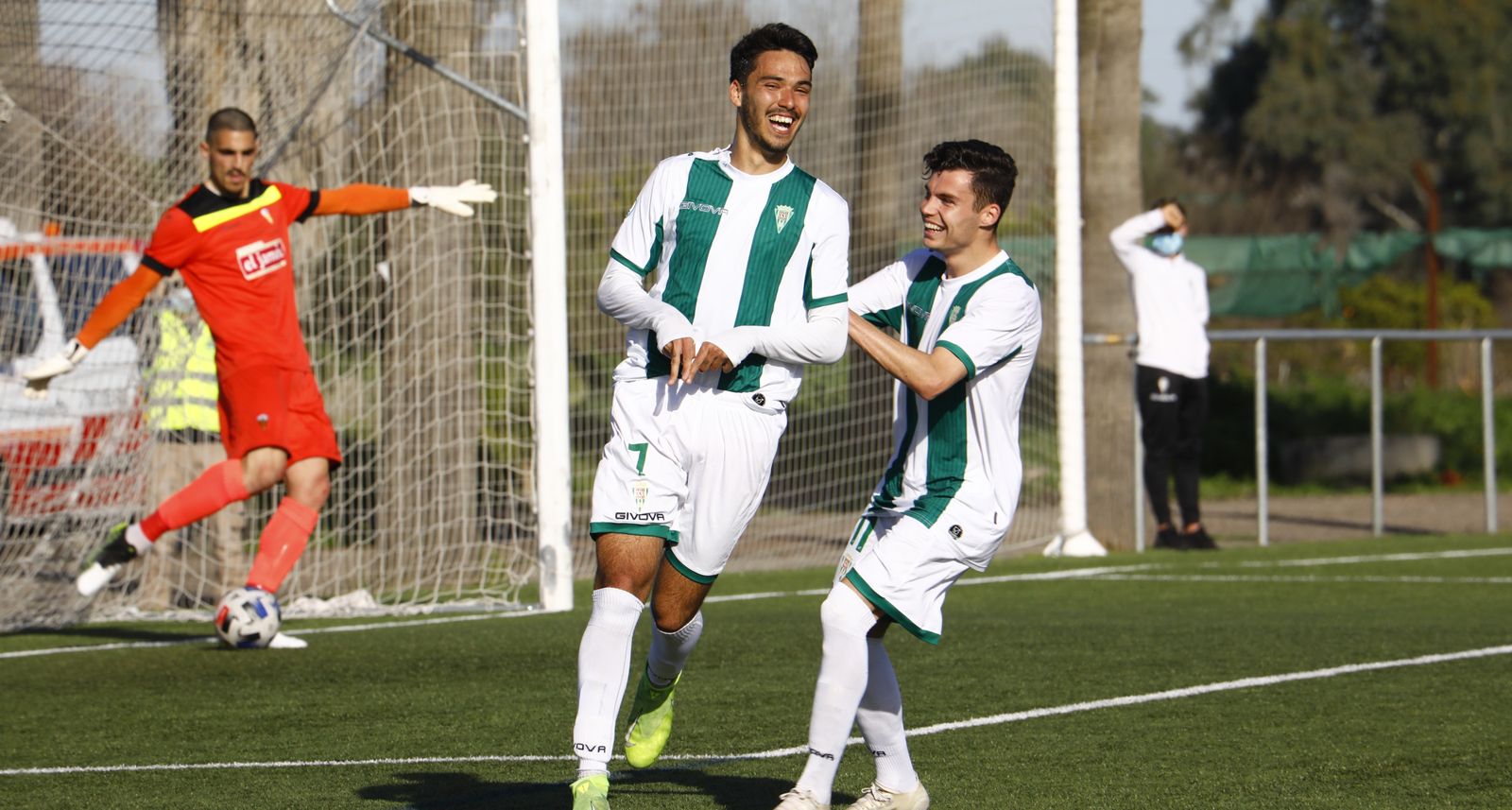 Diego Domínguez celebra un gol con Luismi Redondo.