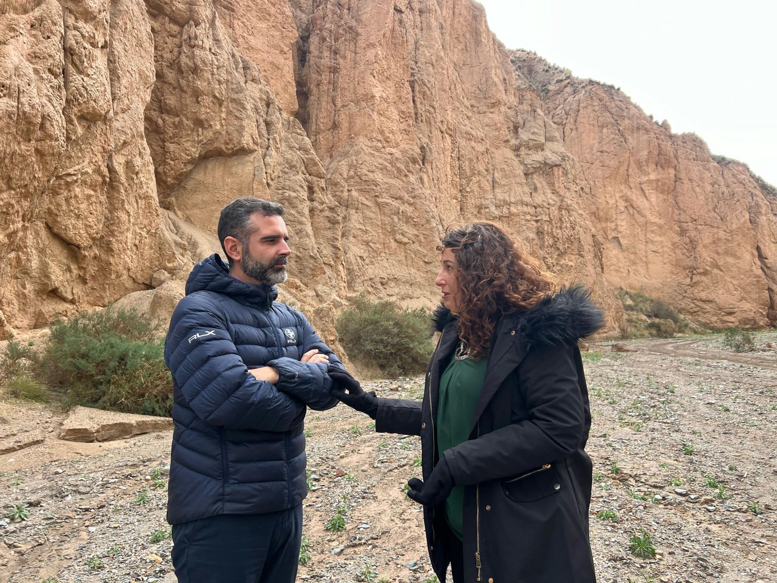 El consejero de Medio Ambiente charla con la alcaldesa de Alboloduy, Sonia Guil.