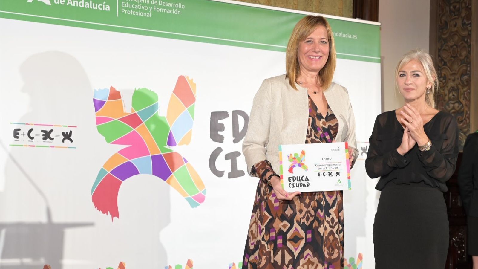 Rosario Andújar, alcaldesa de Osuna, con el premio Educaciudad.