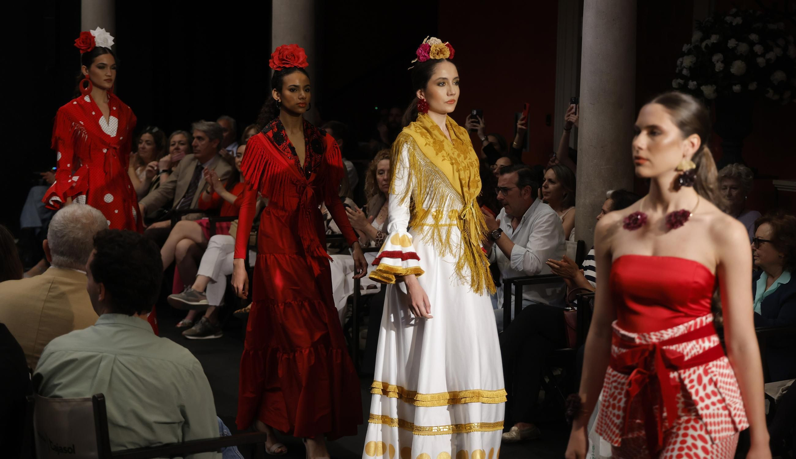 Emprende Lunares, el desfile de moda flamenca de DN Flamenca, que anticipa la Feria de Abril: todas las fotos.