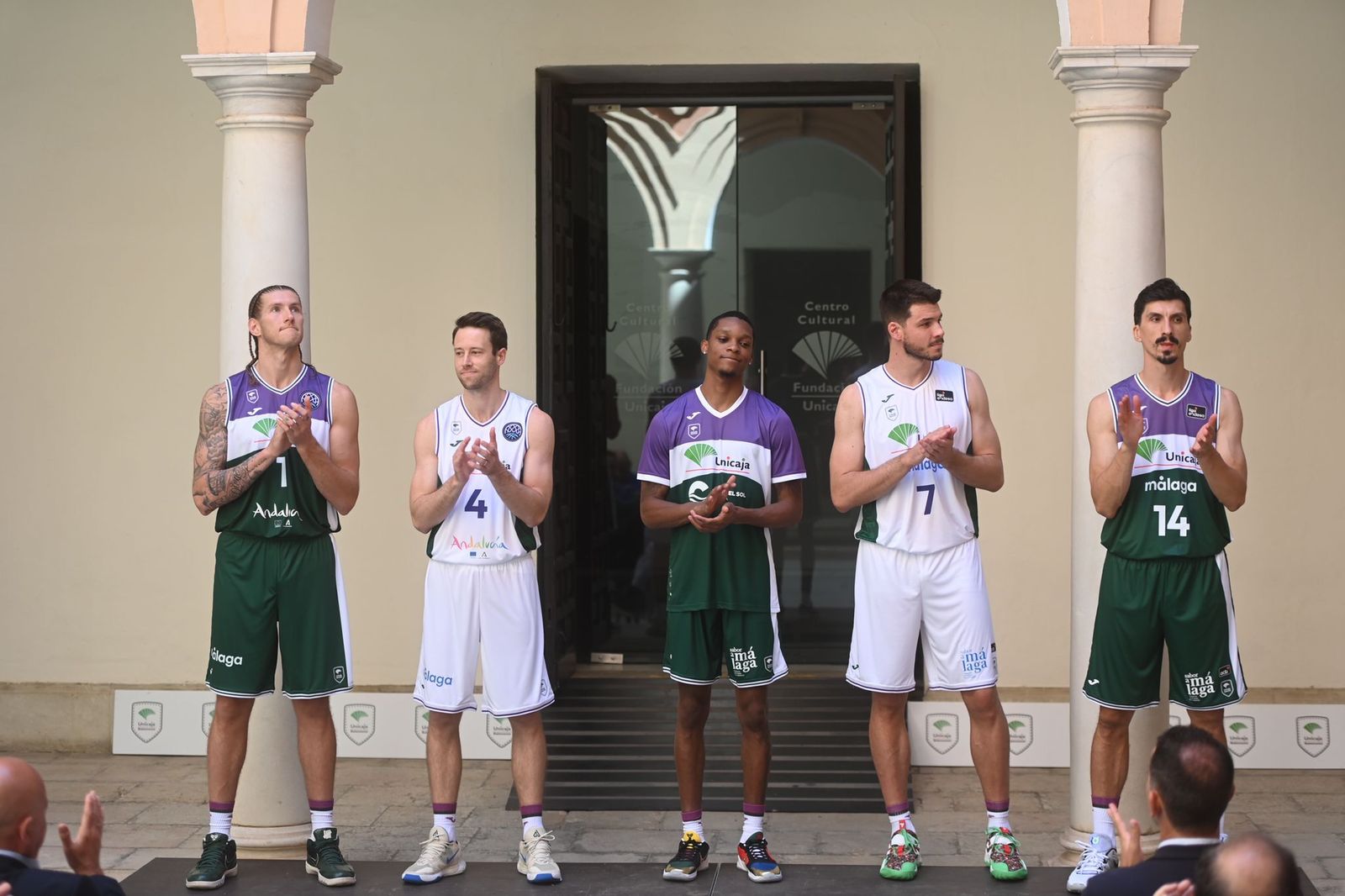 Fotos: la presentación de las nuevas camisetas del Unicaja