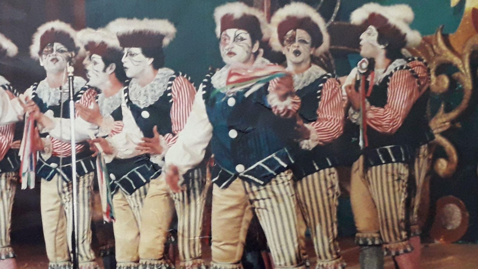 Cantando en la traspunta tras Paquito Galán y delante de un guitarra en 'Charlatanes de feria' (1981).