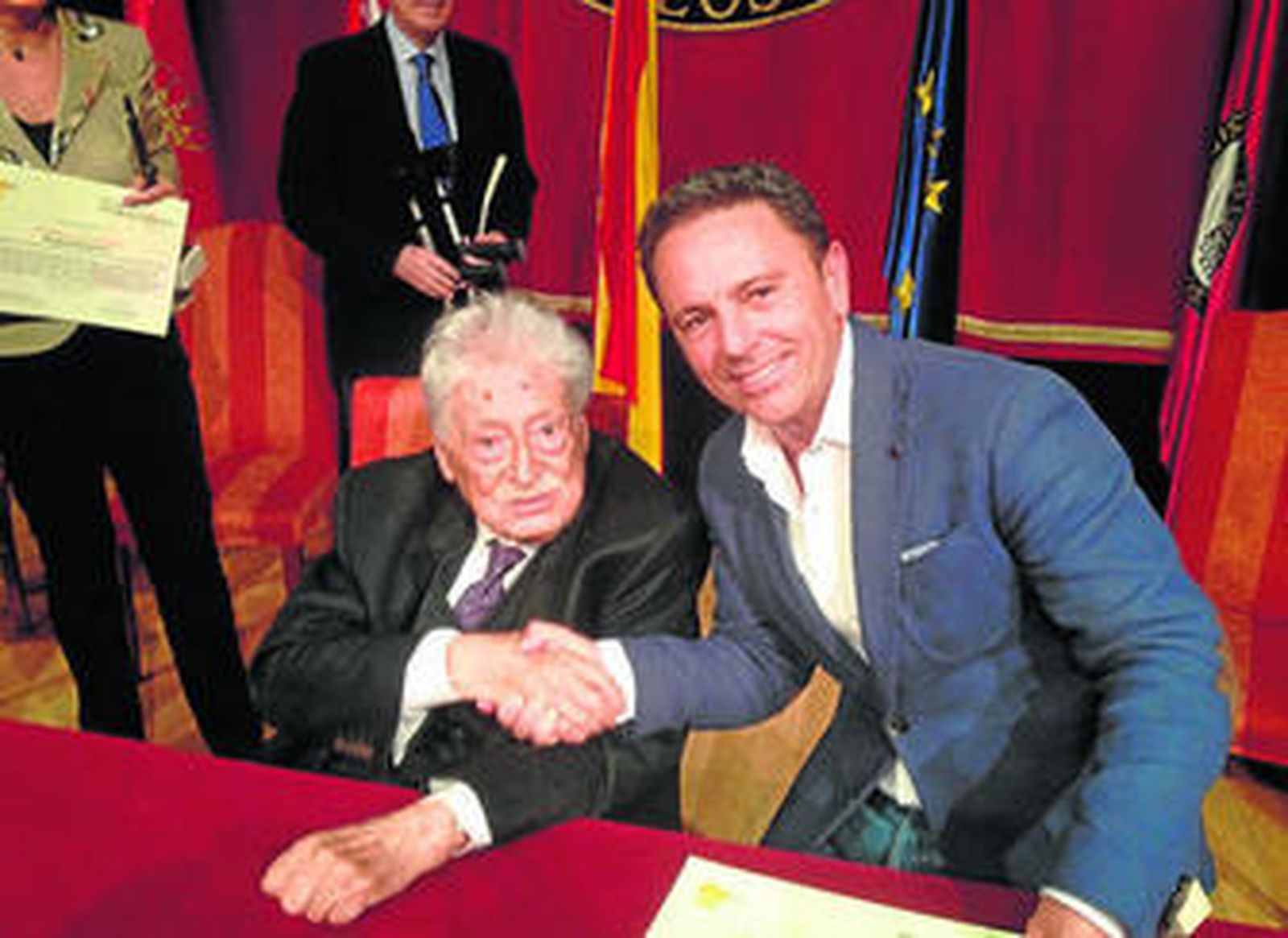 El profesor Barea entrega el premio al gerente de los hospitales, Manuel Bayona.