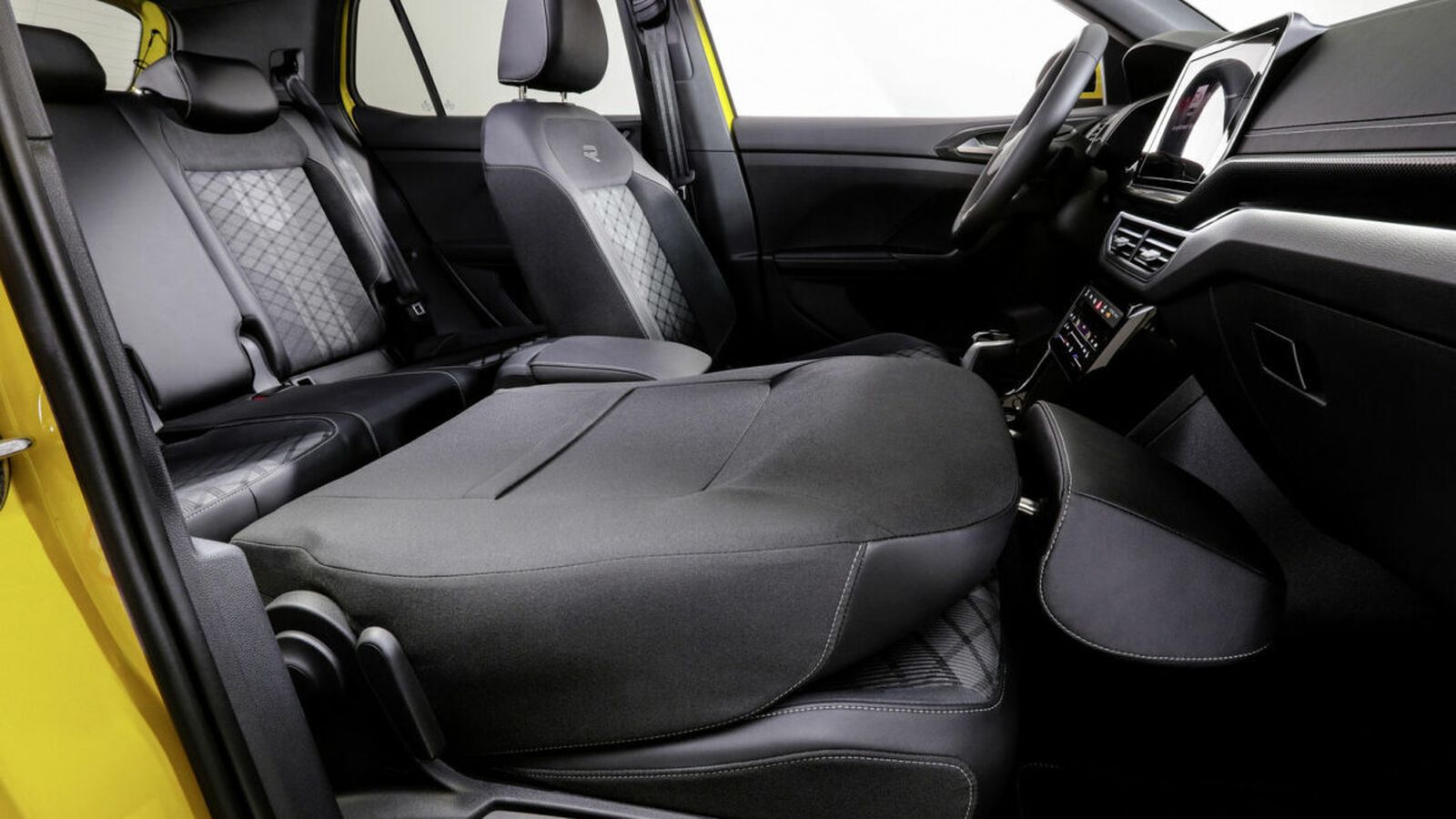 Uno de los recursos inteligentes, junto a la posibilidad de desplazar la banqueta trasera, es el abatimiento del respaldo delantero.