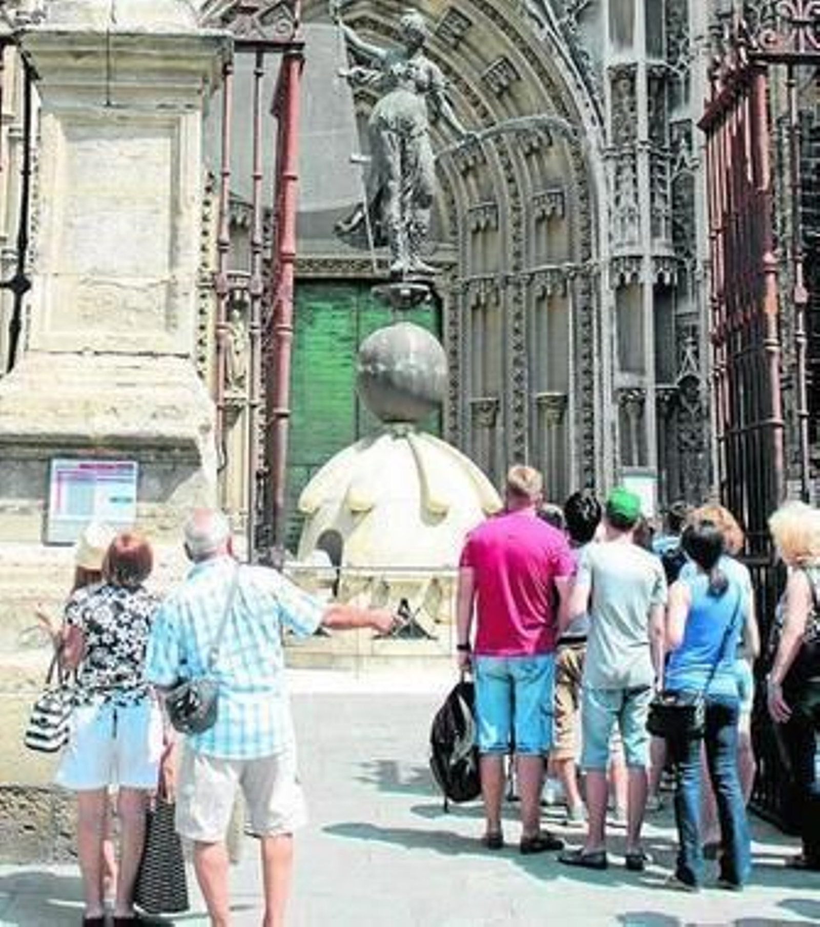 Excursionistas realizando una visita.