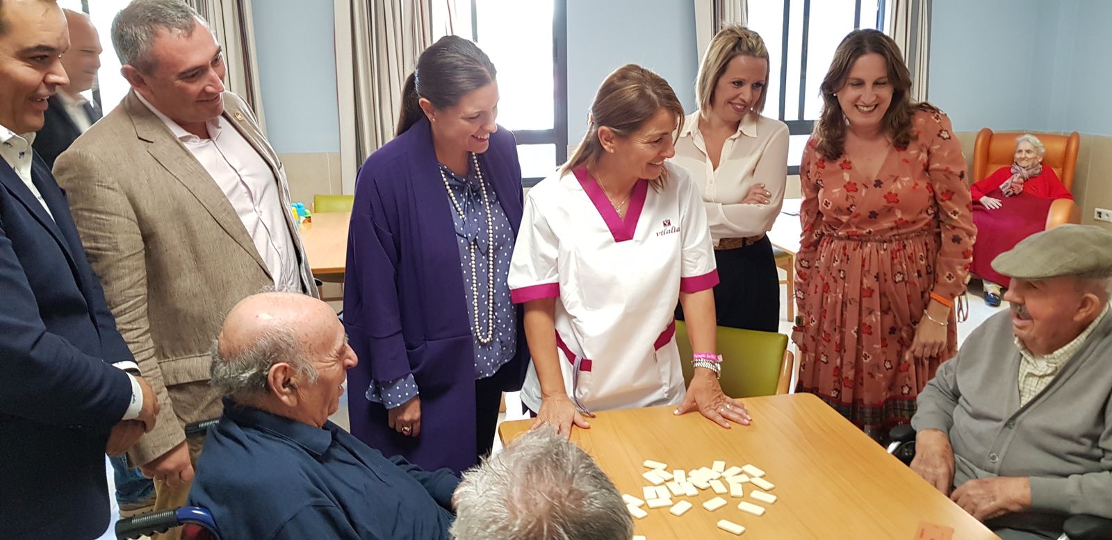 El delegado territorial y la alcaldesa, Miguel Andréu y Patricia Cavada, durante su visita a las instalaciones de la residencia Vitalia.