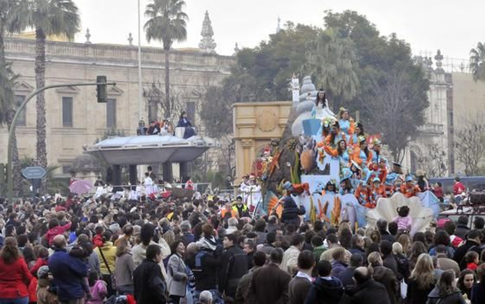 Las carrozas de la Cabalgata de los Reyes Magos en su salida desde el Rectorado de la Universidad de Sevilla.

Foto: Juan Carlos Vázquez