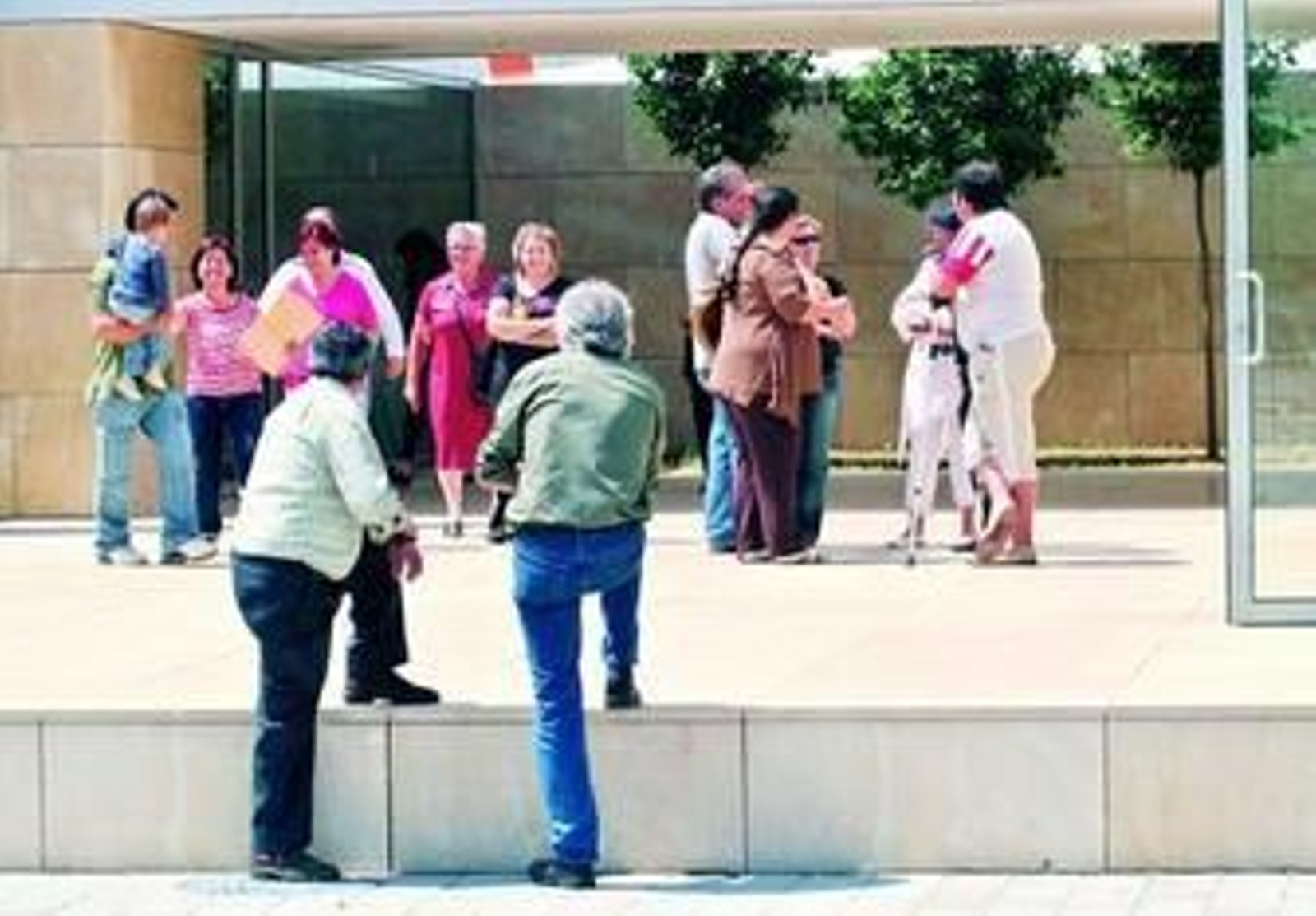 Algunos de los parcelistas, anteayer, al recibir el informe con la tasación de sus viviendas. Algunos de los parcelistas, anteayer, al recibir el informe con la tasación de sus viviendas.