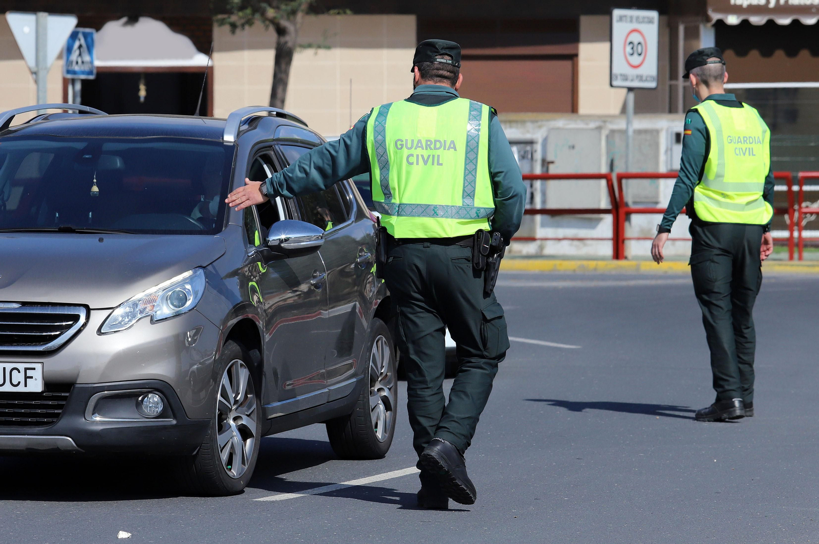 Imágenes de la Guardia Civil haciendo controles en Corrales para hacer cumplir el confinamiento