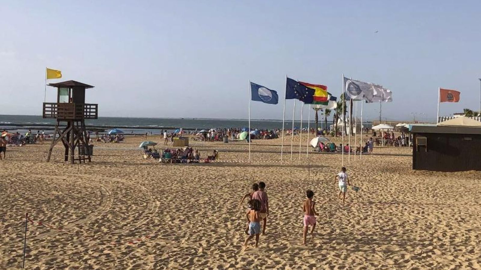 Playa de Chipiona con bandera azul. Playa de Chipiona con bandera azul.