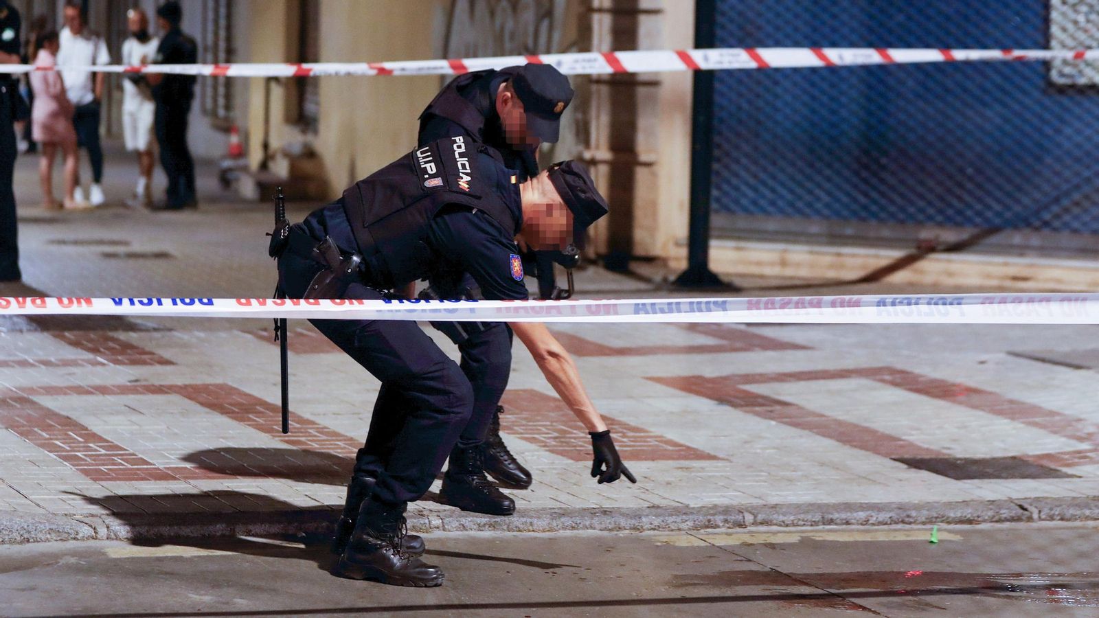 Un agente señala restos de sangre.