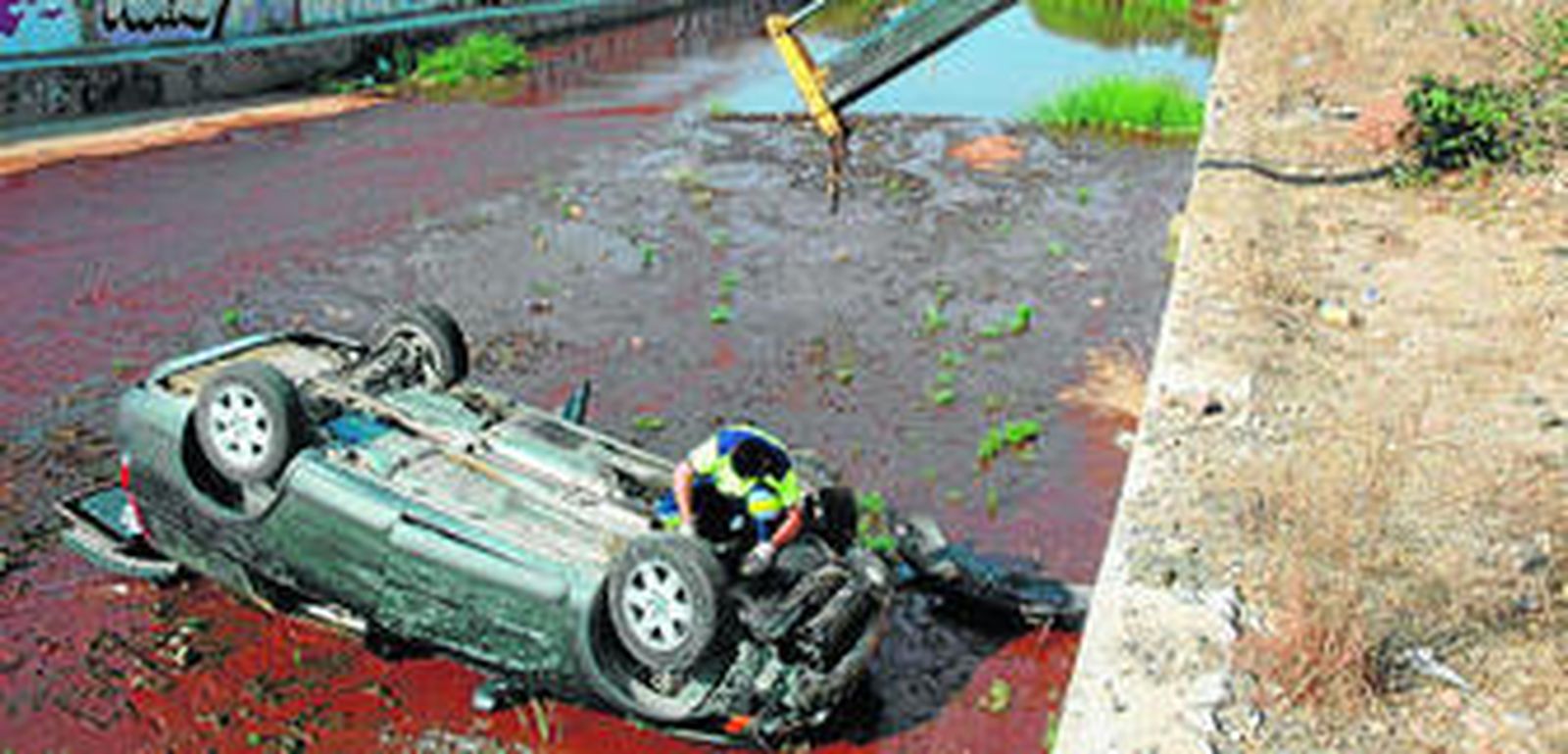 1. Vehículo robado que cayó desde cuatro metros cuando sus ocupantes iban a ser interceptados 2. Troqueladora con la que una banda hacía las matrículas para falsificar coches de lujo 3. Embarcaciones intervenidas en la operación Poleo.