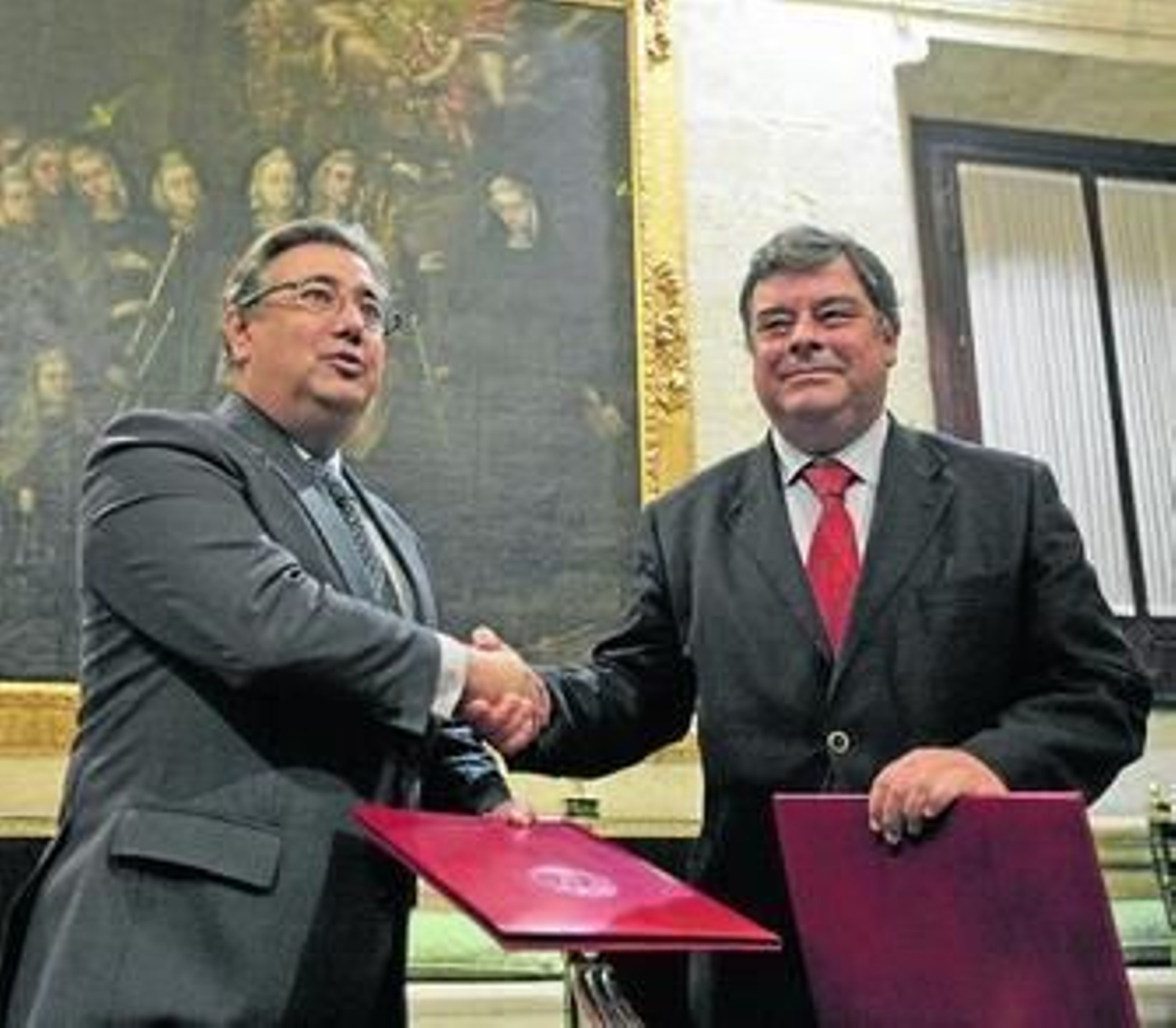 El alcalde de Sevilla y el director sur de BBVA tras firmar el acuerdo.