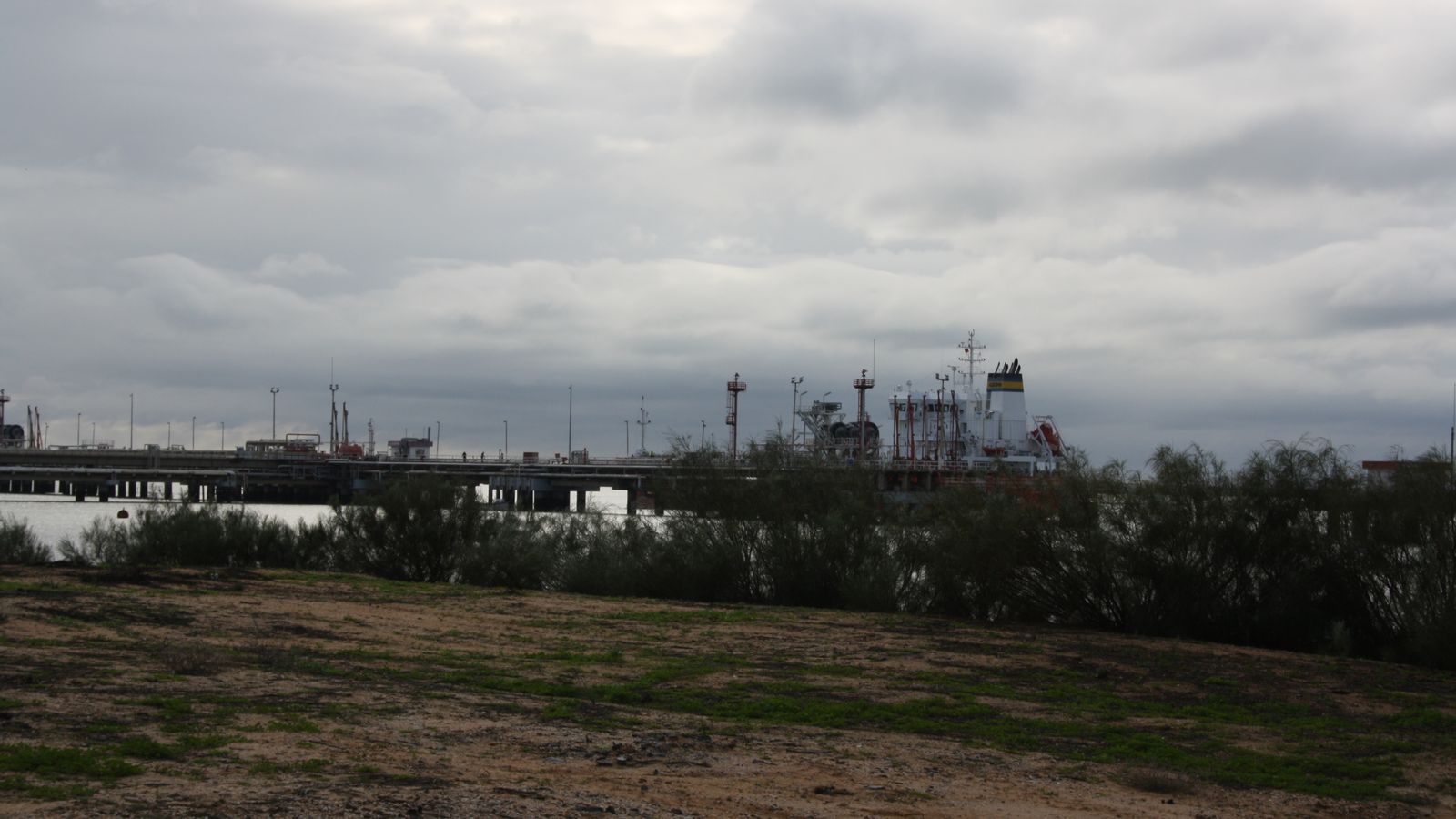 Zona especializada en graneles líquidos en el Puerto Exterior.