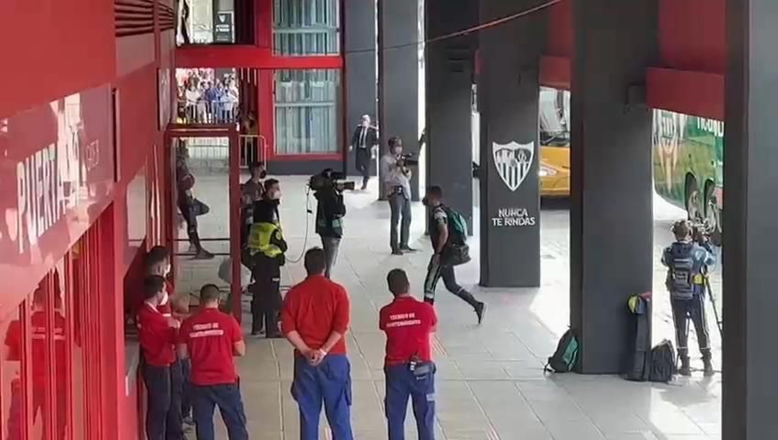 Una imagen de la llegada del Betis al Ramón Sánchez-Pizjuán en un derbi anterior.